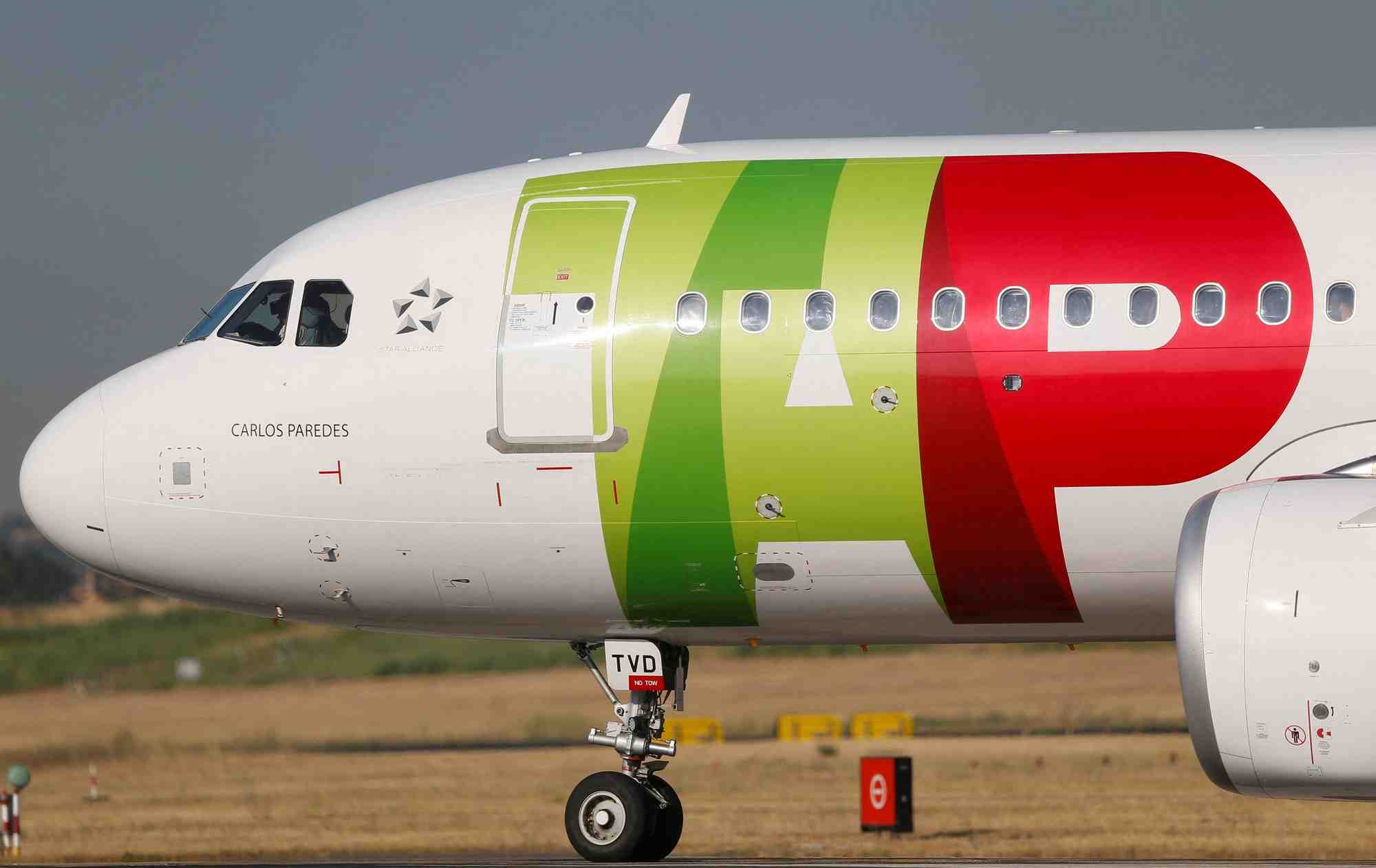 Un avion de tap air portugal roule a l'aeroport de lisbonne