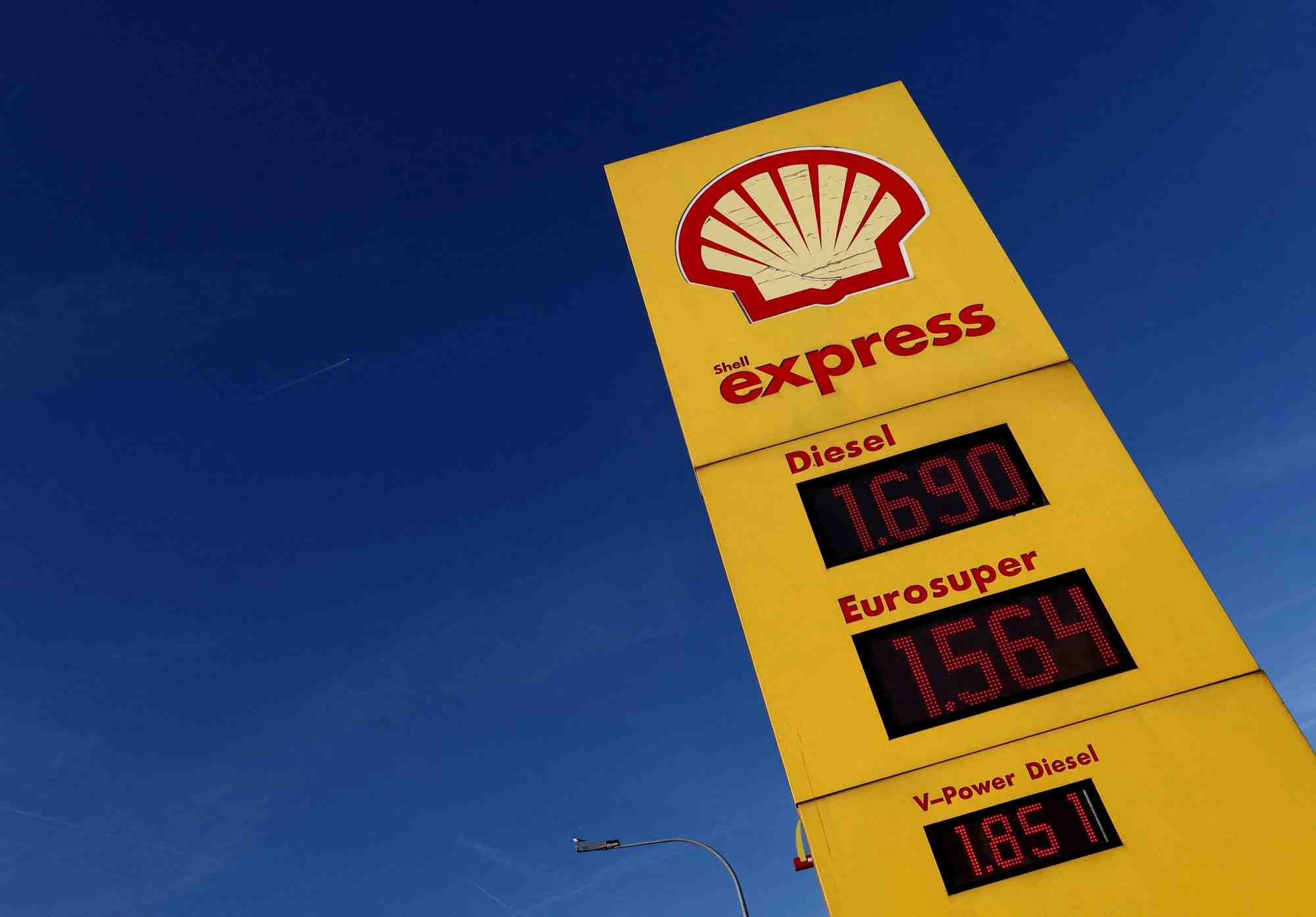 Un logo de la multinationale britannique du petrole et du gaz, shell, est affiche a sint-pieters-leeuw