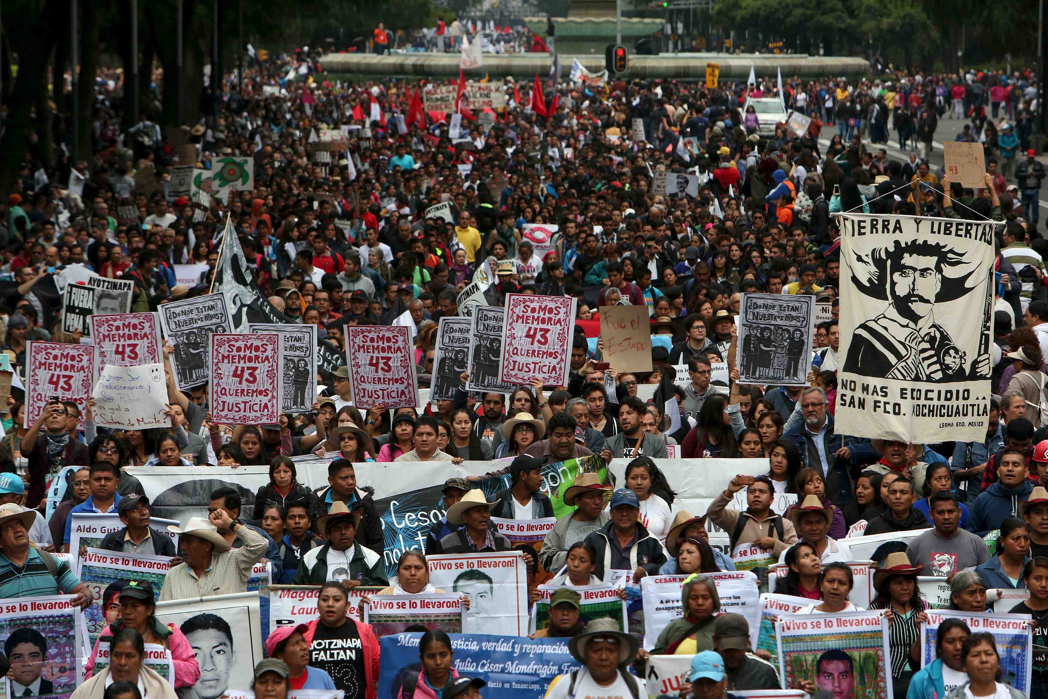 Manifestation a mexico un an apres la disparition des 43 etudiants