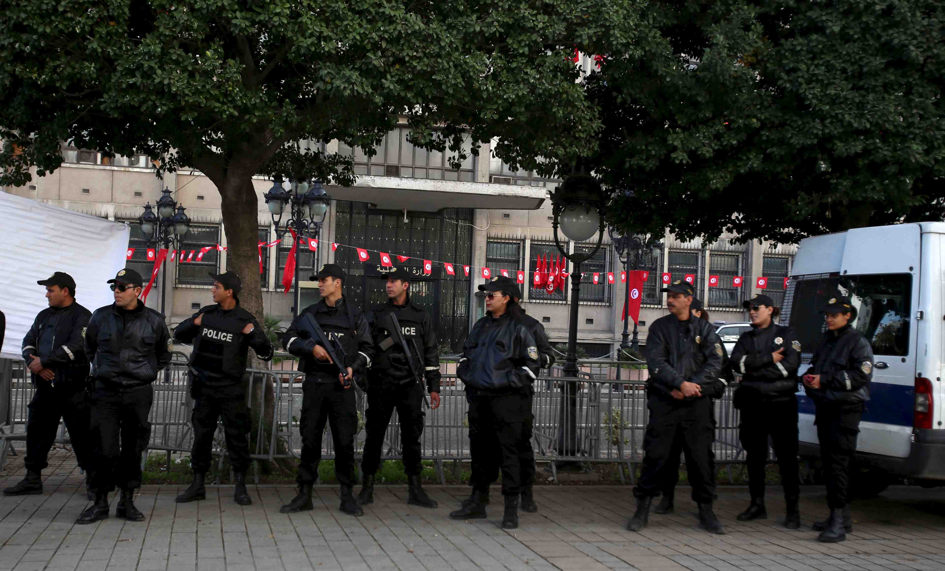 La police a tunis manifeste pour des hausses de salaire