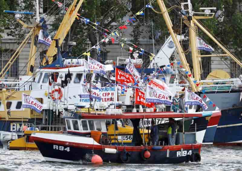 Bataille navale sur la tamise entre pro et anti-brexit