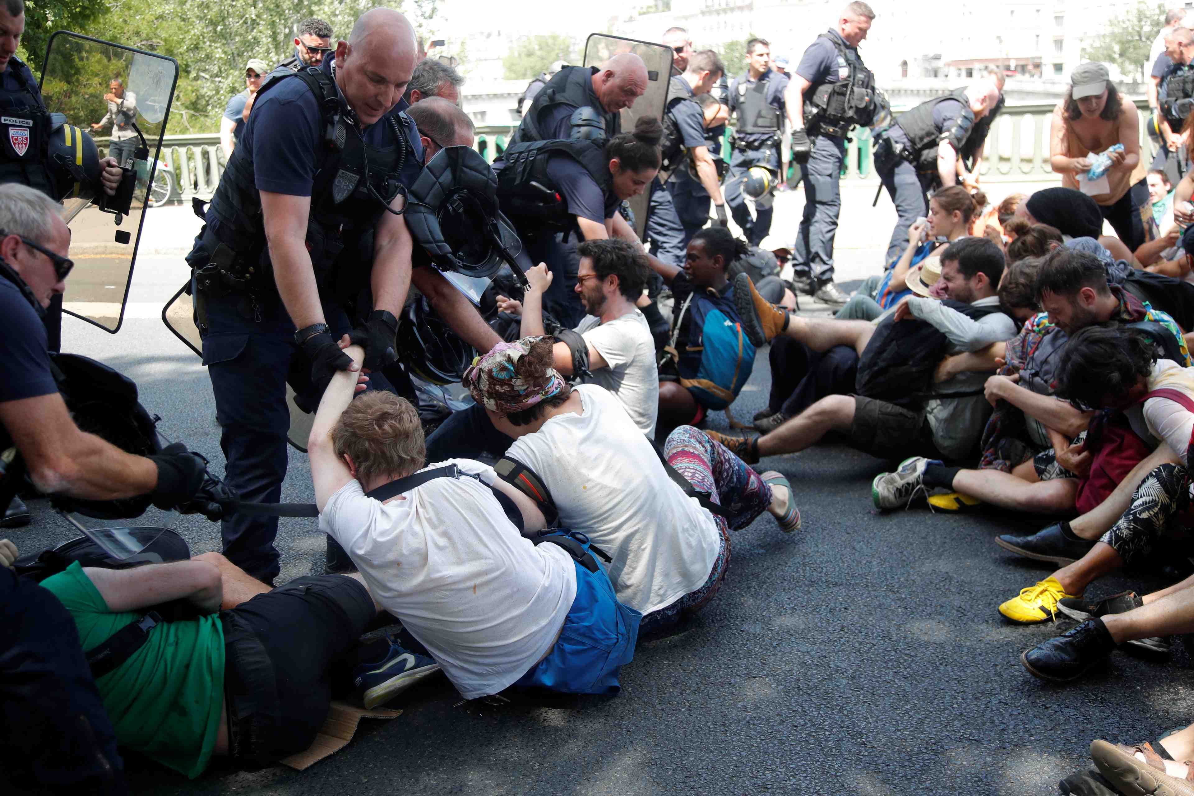 Ouverture d'une enquete pour violences sur le pont de sully