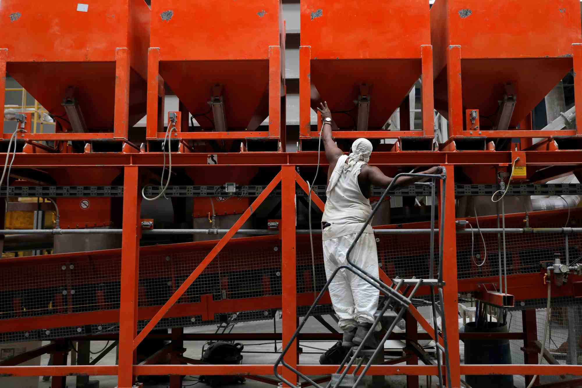 Photo d'archives d'un ouvrier travaillant dans une usine a new york city, etats-unis