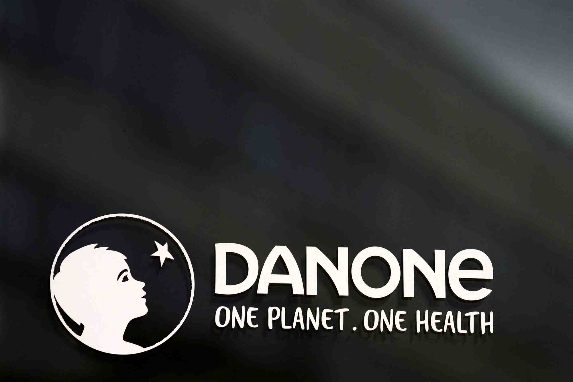 Le logo de danone au siege de l'entreprise a rueil-malmaison