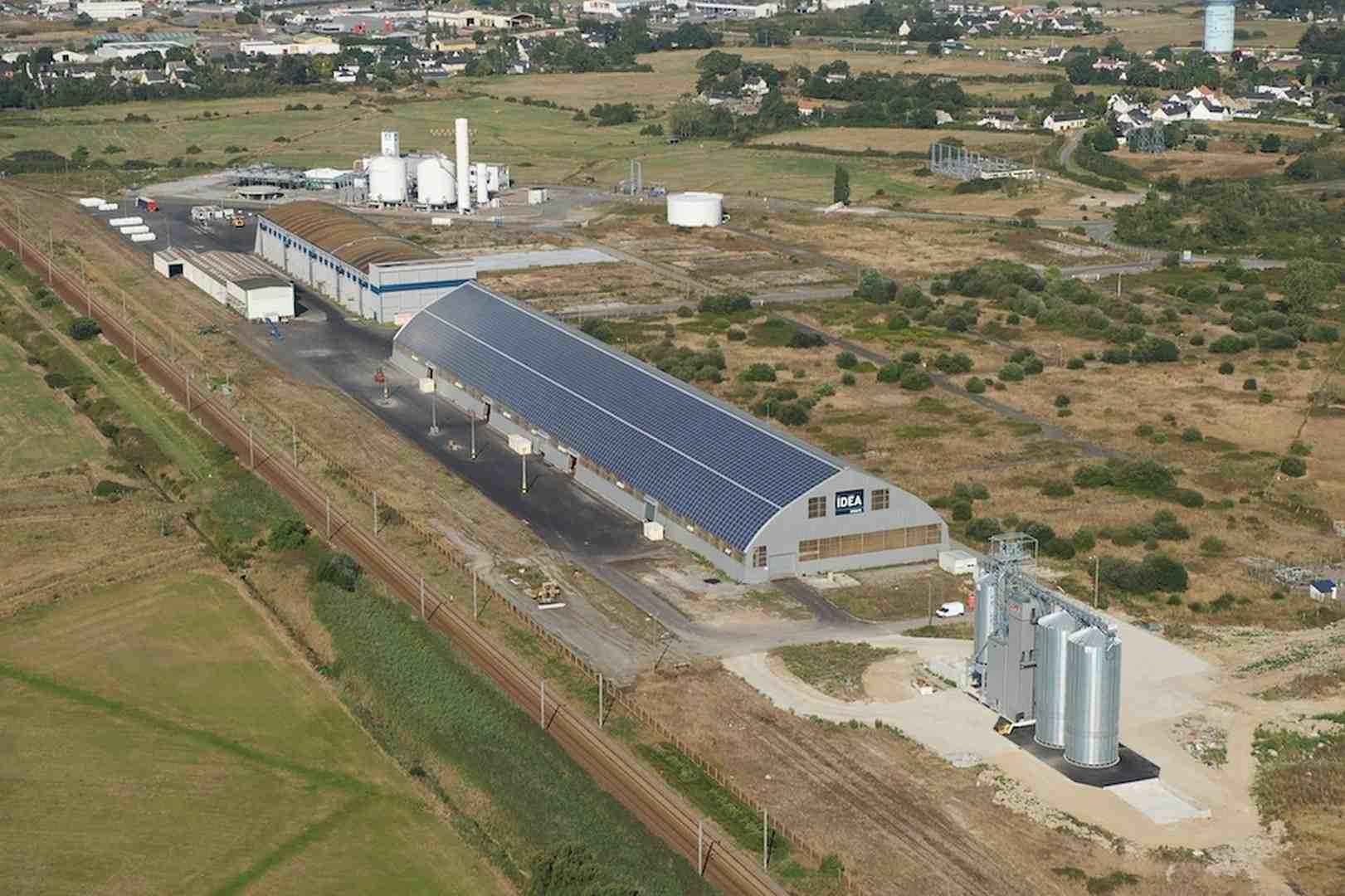 L'entrepôt de stockage d'engrais d'IDEA a permis d'installer sur le toit, 5000 m² de panneaux photovoltaïques. La Centrale Biogaz de l’Estuaire fournira, elle, chaque année, un gaz renouvelable représentant 9% de la consommation de Montoir-de-Bretagne et 2% du territoire de la Carene (Communauté d'agglomération nazairienne).