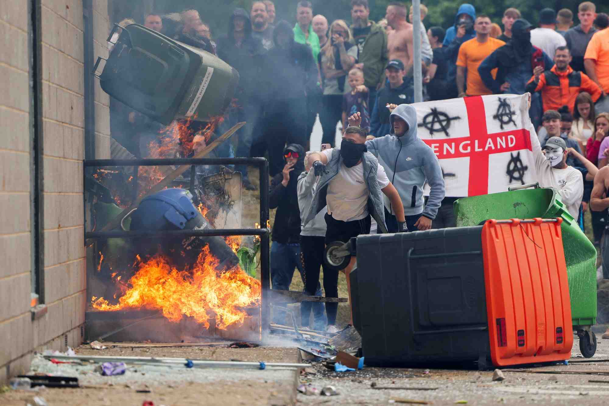 Des manifestations anti-immigration continuent partout au royaume-uni