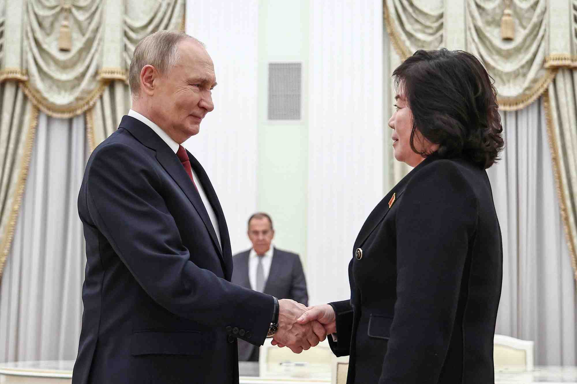Le president russe vladimir poutine et le ministre nord-coreen des affaires etrangeres choe son hui se rencontrent a moscou