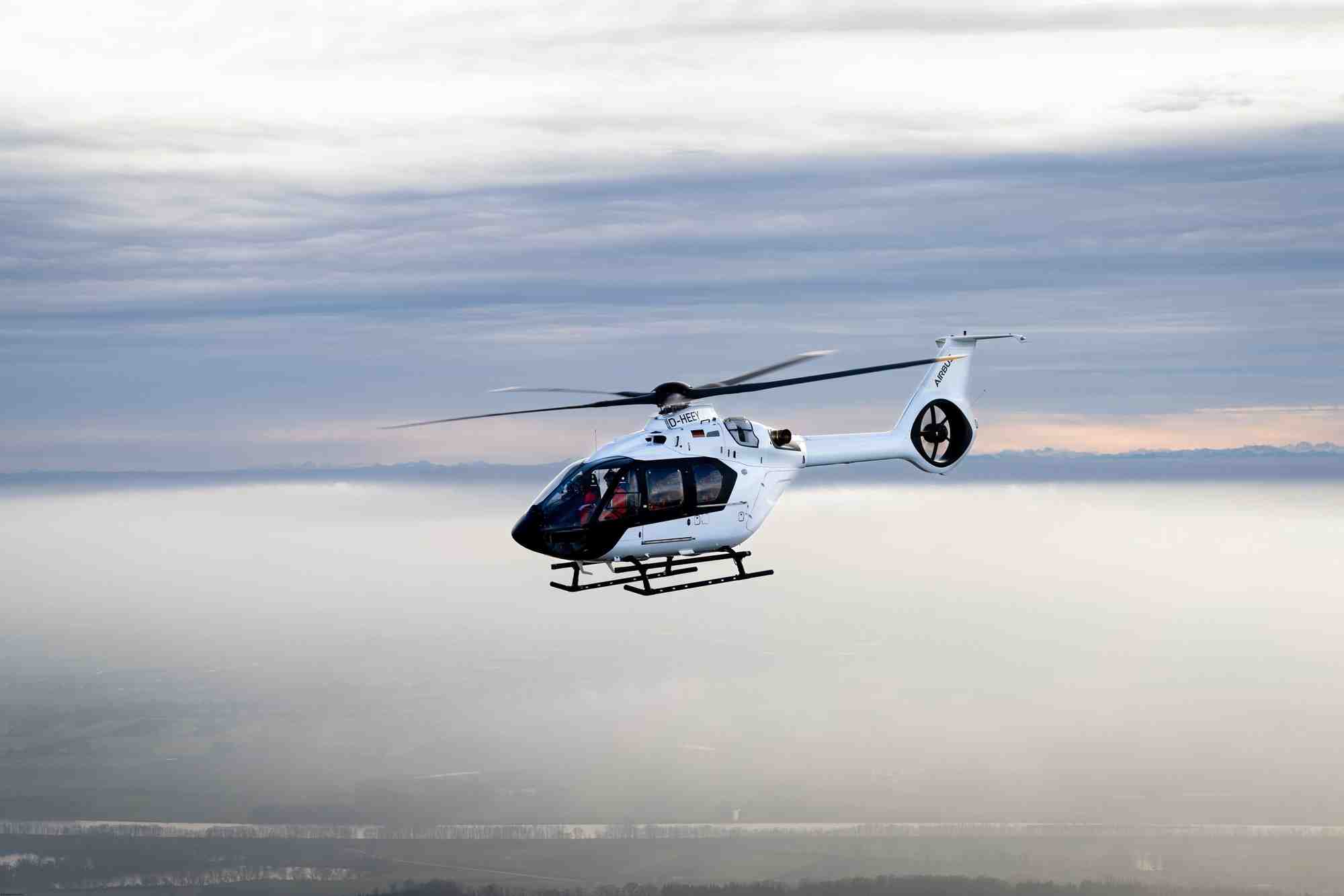 Airbus Helicopters teste le premier H140 en vol sur le site de Donauwörth