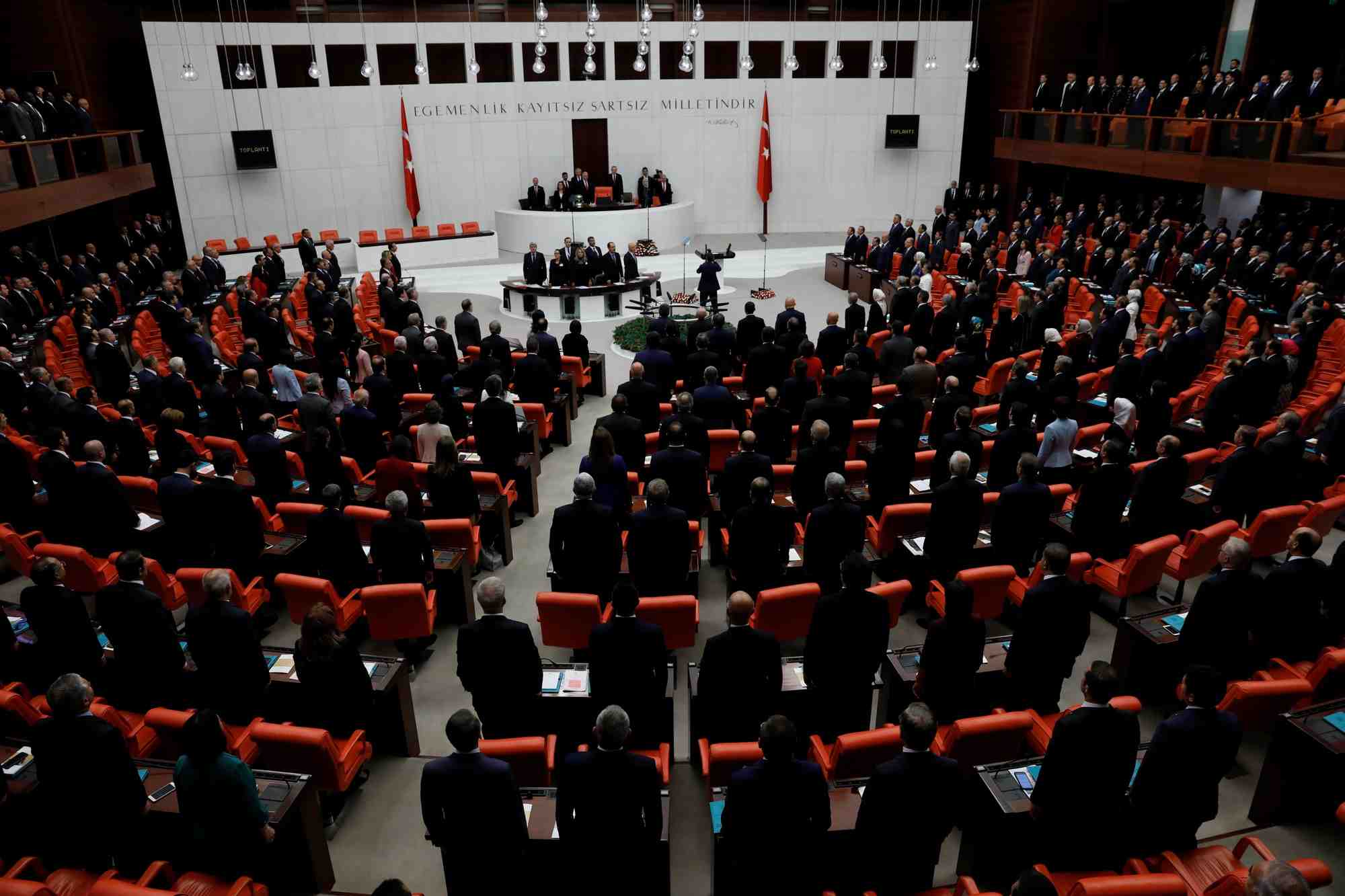 Des deputes assistent a la reouverture du parlement turc apres les vacances d'ete a ankara
