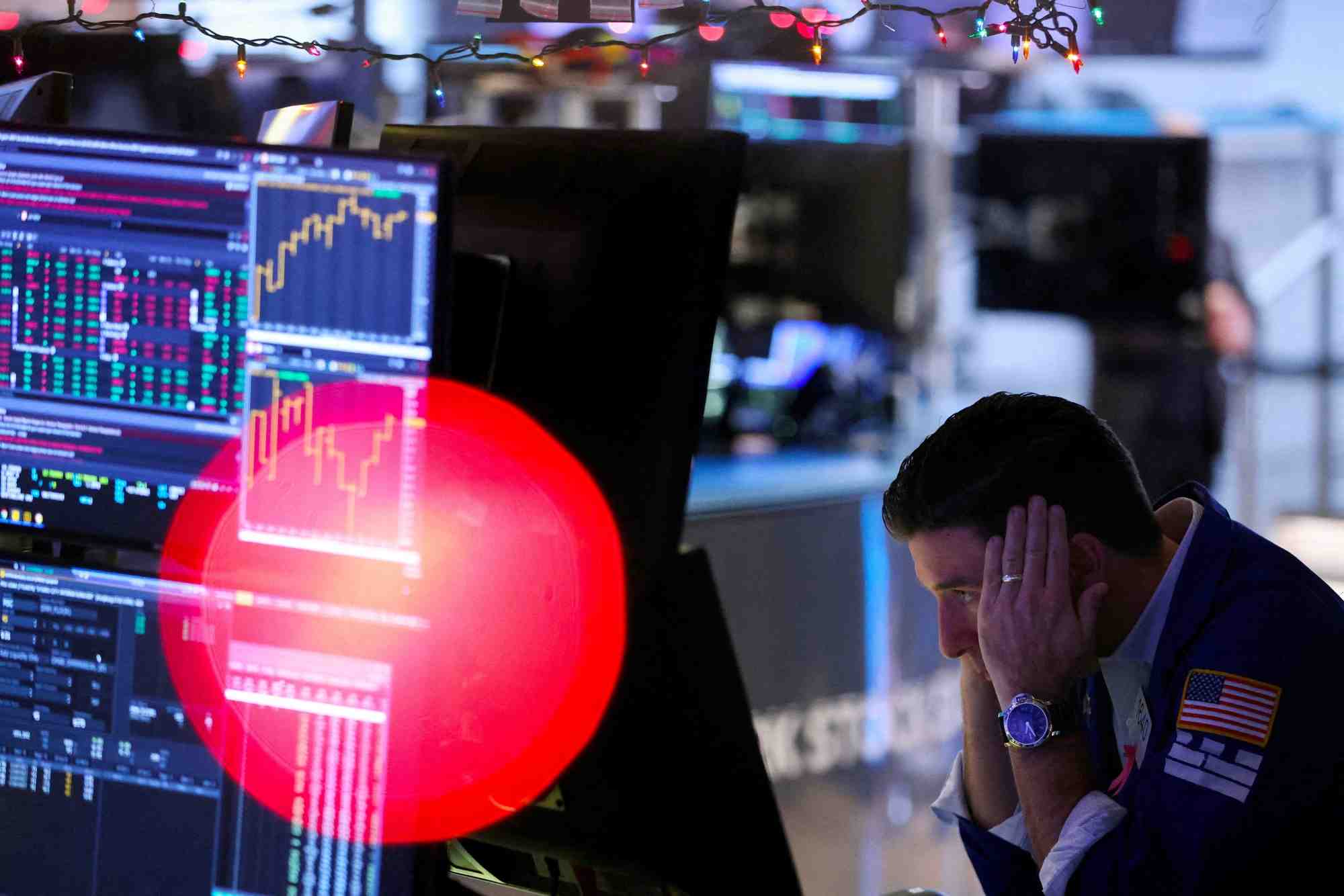 Un trader travaille a la bourse de new york (nyse)