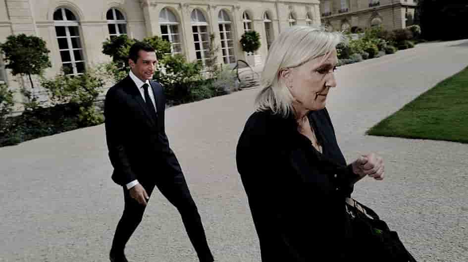 Marine Le Pen et Jordan Bardella au palais de l'Élysée le 26 août 2024 lors de la consultation par Emmanuel Macron des présidents des groupes politiques et des chefs de partis concernant la nomination du futur premier ministre.