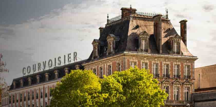 Le siège de la maison de cognac Courvoisier est implanté à Jarnac en Charente.