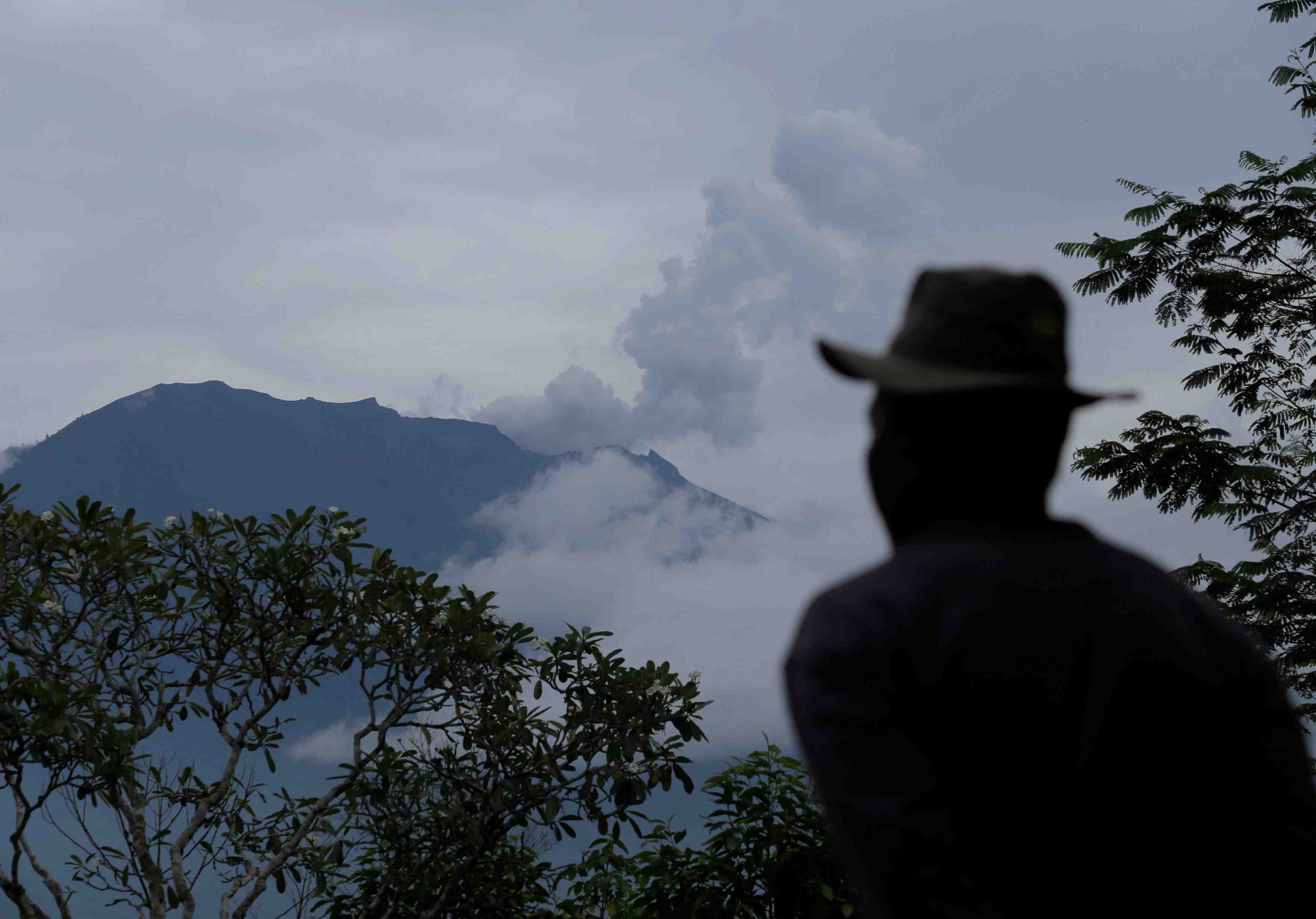 Le volcan agung a bali a nouveau en eruption