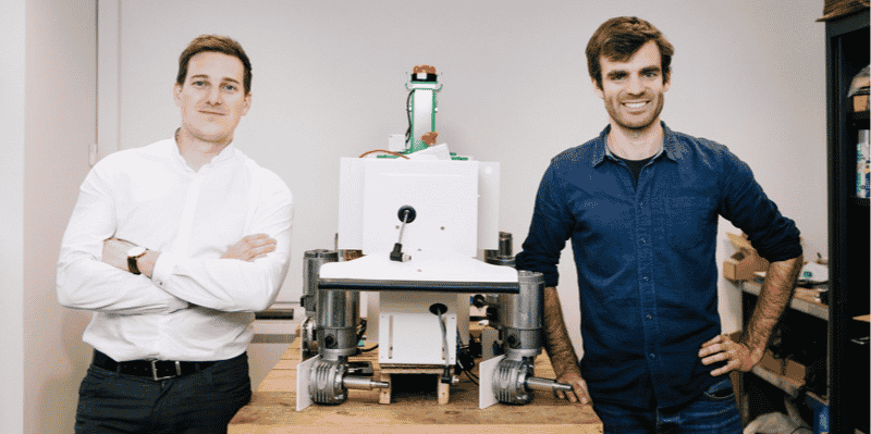 Aymeric Barthes et Gaëtan Séverac, fondateurs de Naïo Technologies, créent des robots électriques agricoles capables de désherber les cultures.