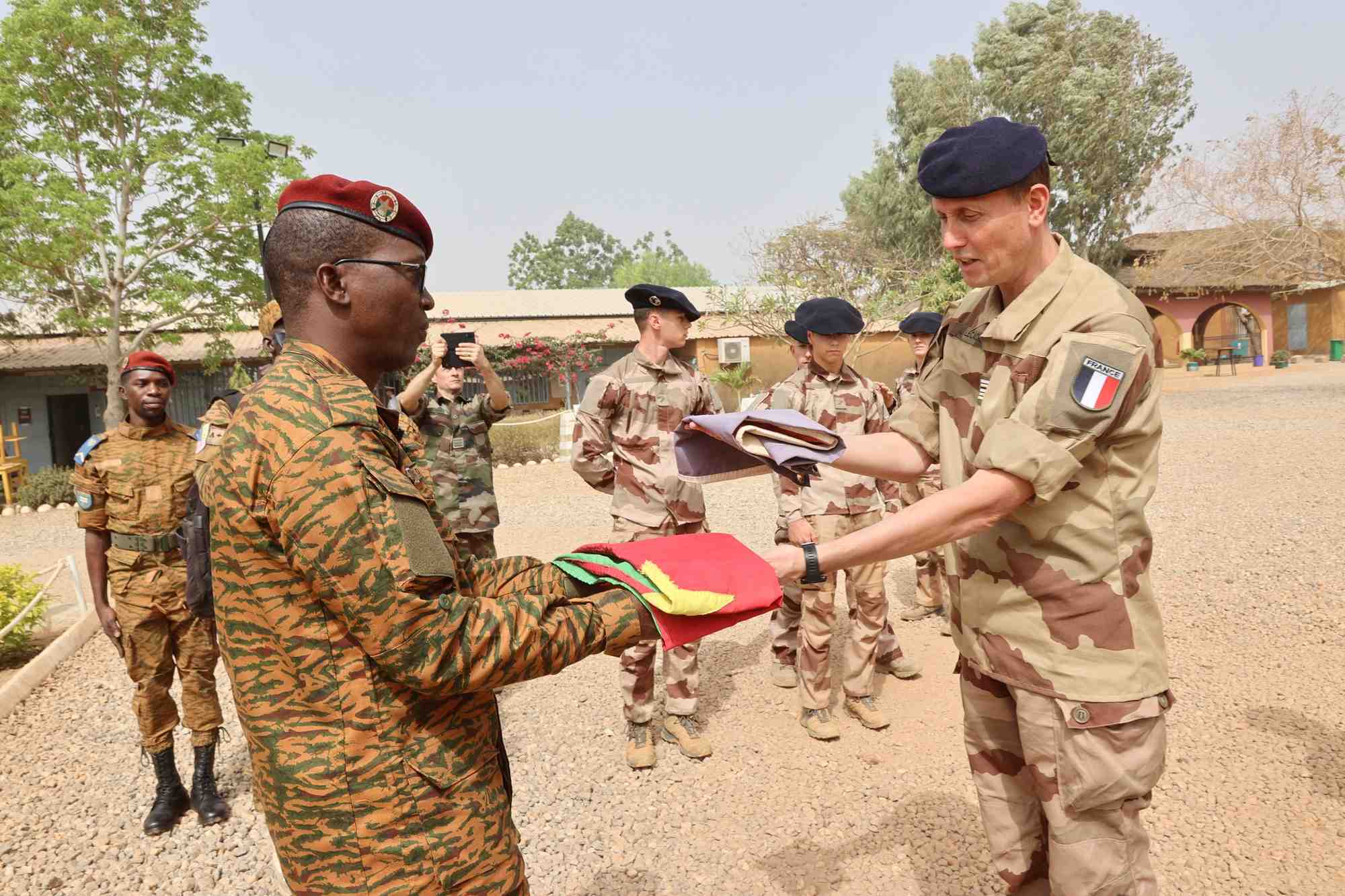 Le burkina faso marque la fin officielle des operations militaires francaises sur son sol