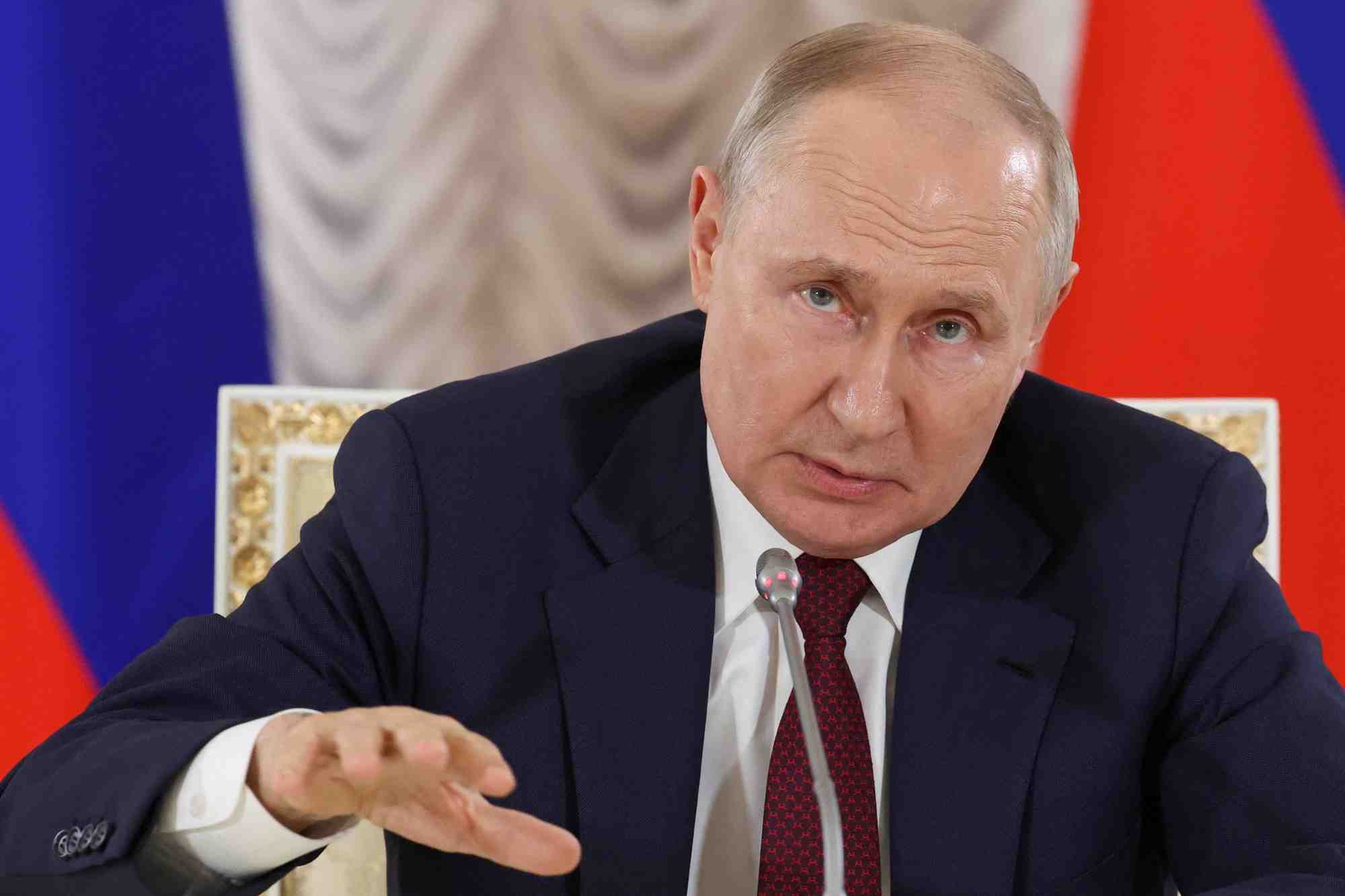 Le president russe vladimir poutin a saint-petersbourg