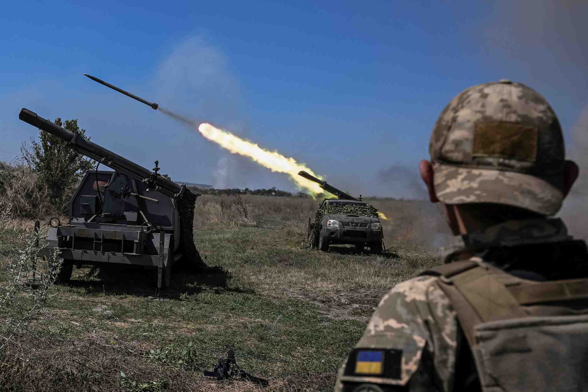 Des militaires ukrainiens tirent des mlrs en direction des troupes russes pres d'une ligne de front dans la region de zaporizhzhia