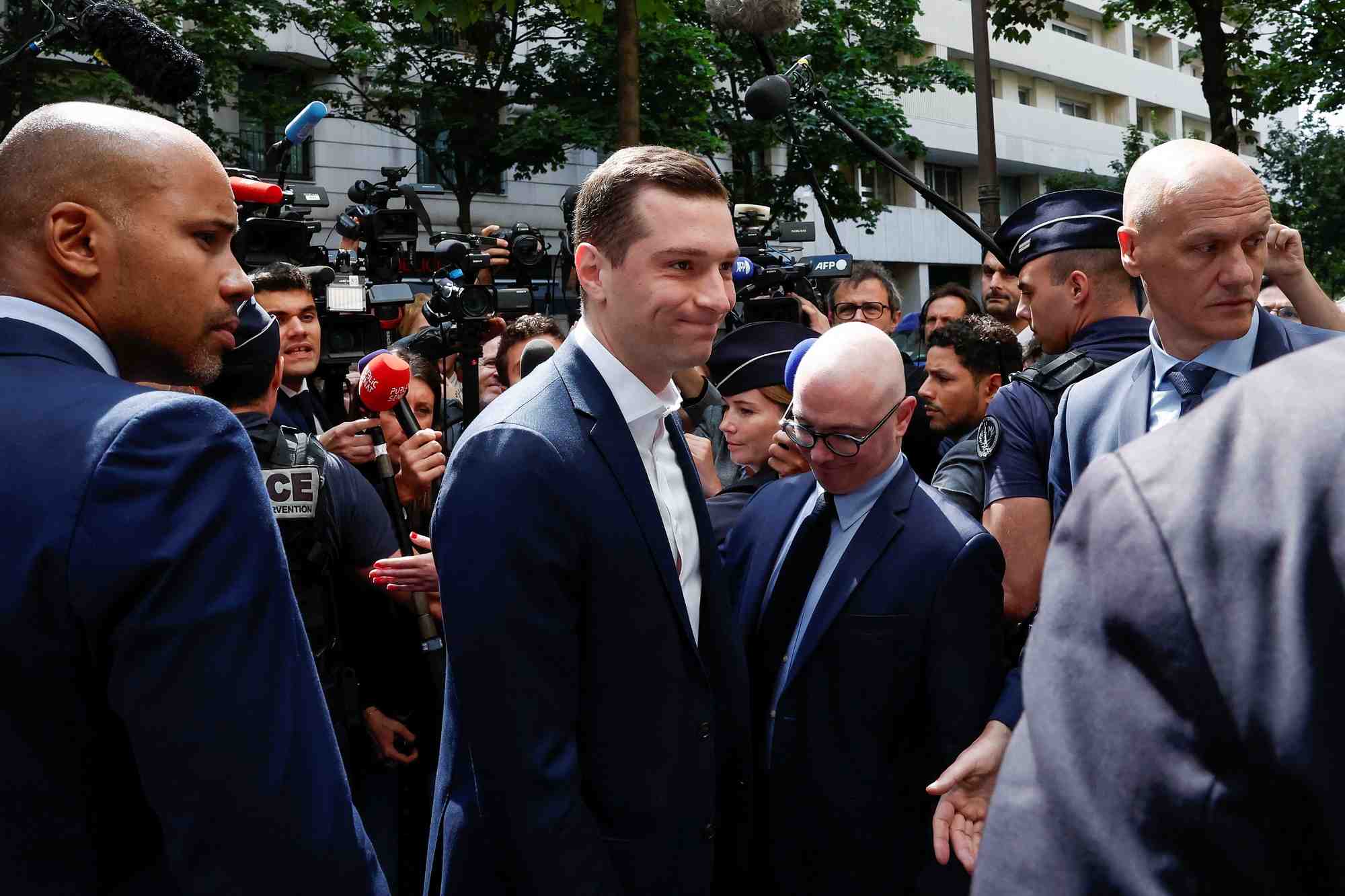 Jordan bardella, president du rassemblement national devant le siege du parti a paris