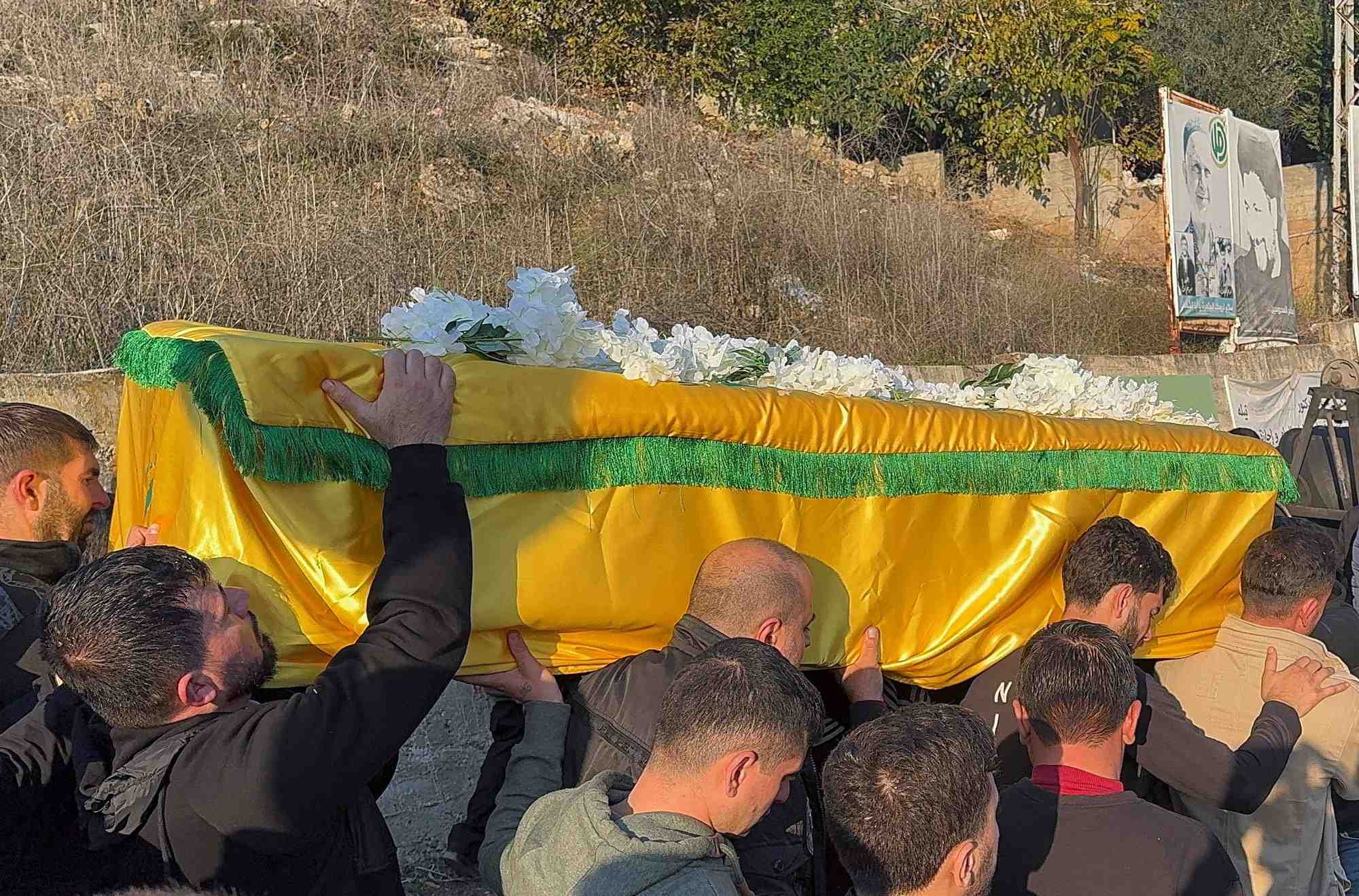 Des personnes en deuil portent les corps de combattants du hezbollah