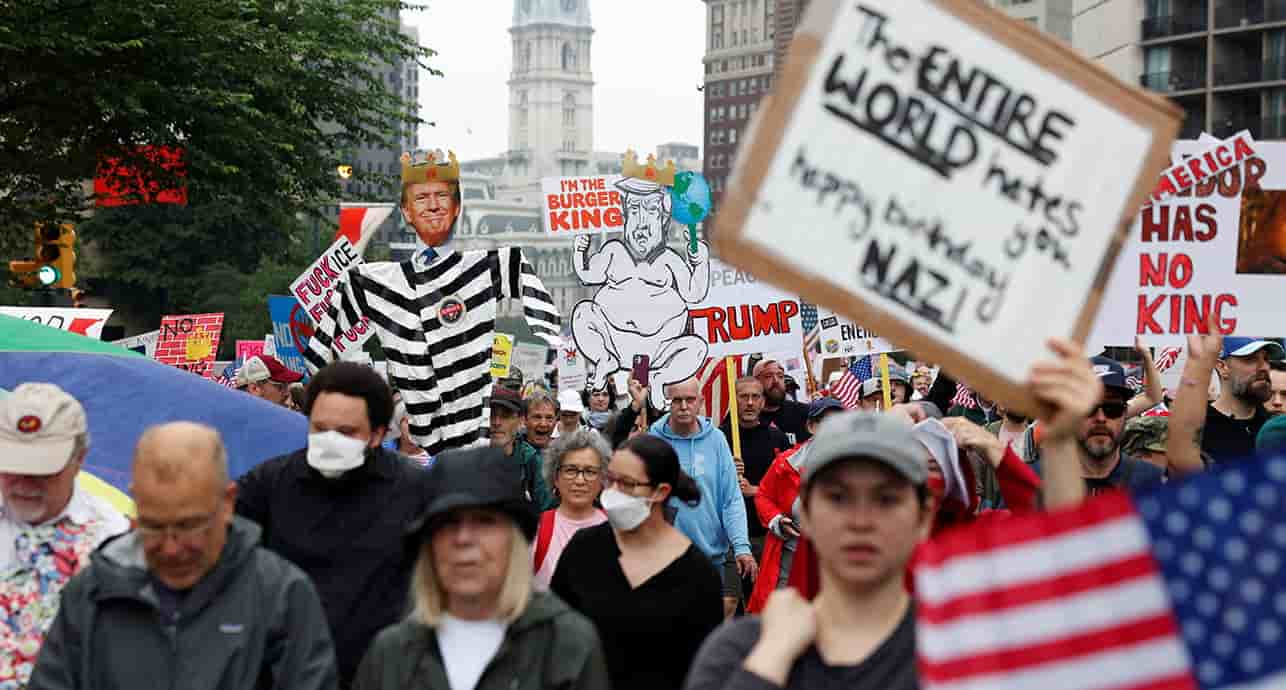 Alors que Donald Trump fêtait son 79e anniversaire samedi 14 juin, les Américains sont descendus dans les rues pour se rallier aux « No Kings », ces opposants du président américain pointant du doigt les airs de monarques de l'occupant du Bureau ovale.