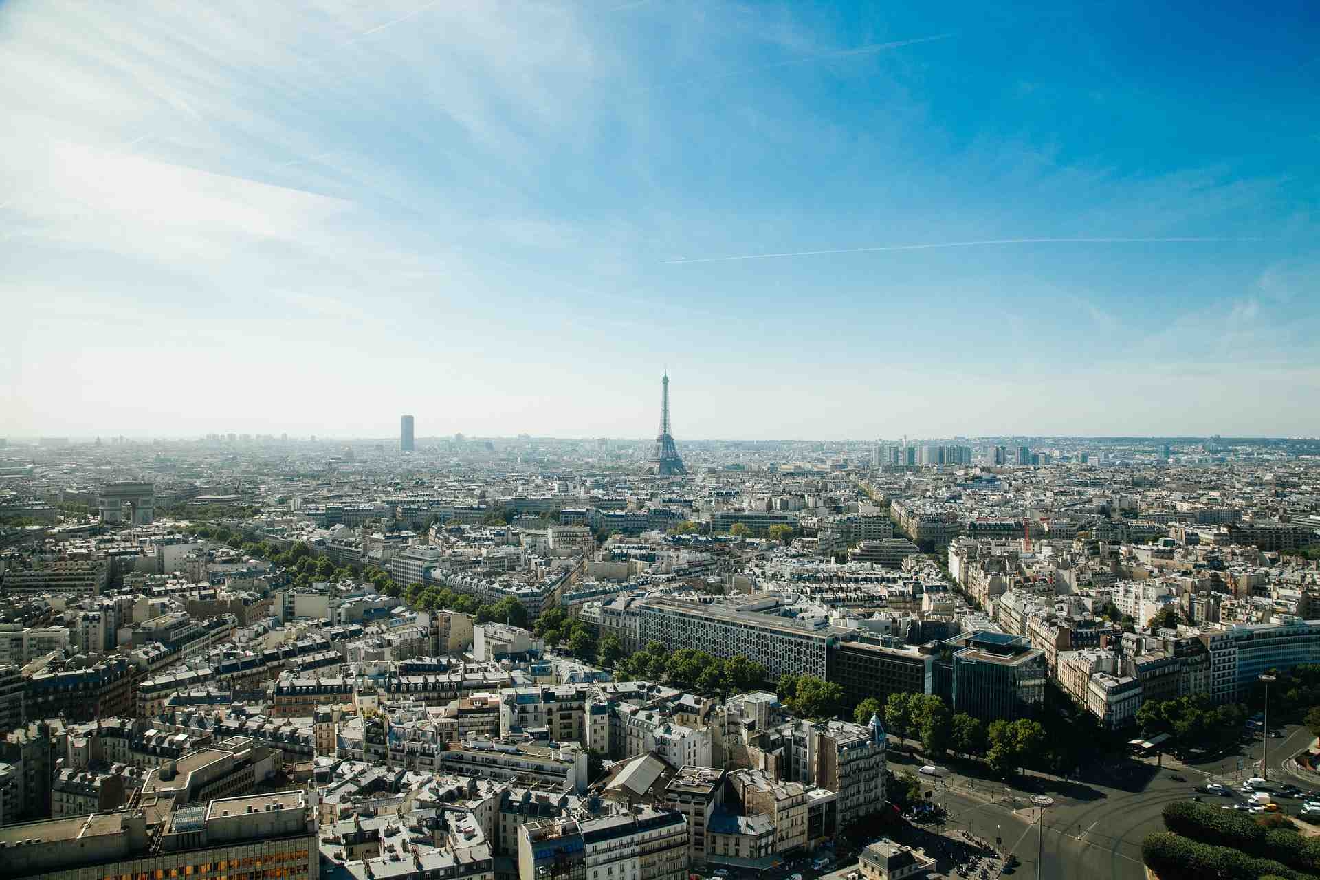 Vue panoramique de Paris avec la Tour Eiffel et la Tour Montparnasse en arrière plan (immobilier, immobilier anciens, appartement, location)