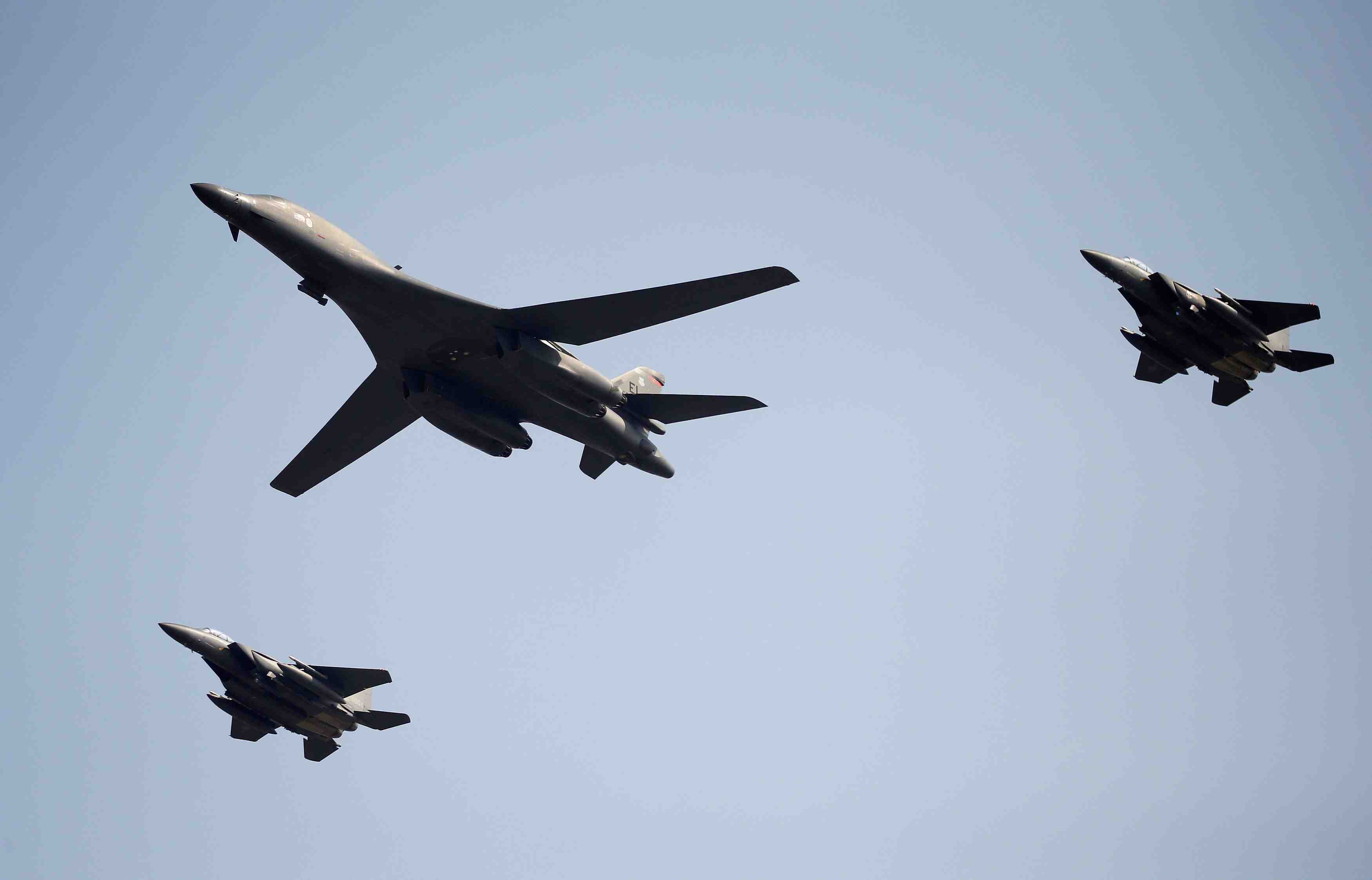 Deux bombardiers us volent au-dessus de la coree du sud