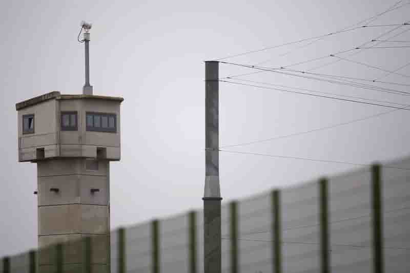 Coronavirus: la france tente d'eviter des mutineries dans les prisons