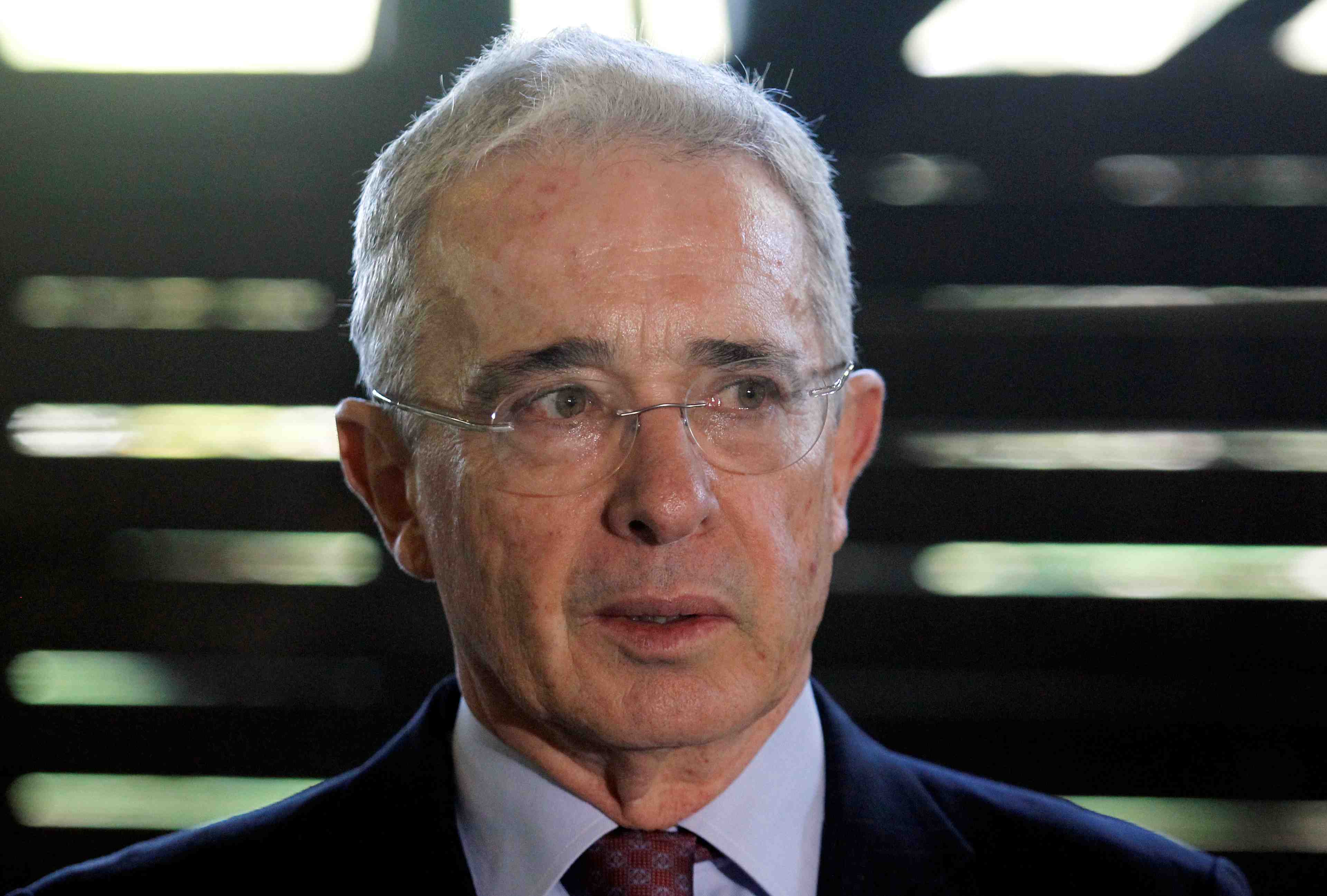 Colombie: l'ancien president uribe annonce sa mise en detention
