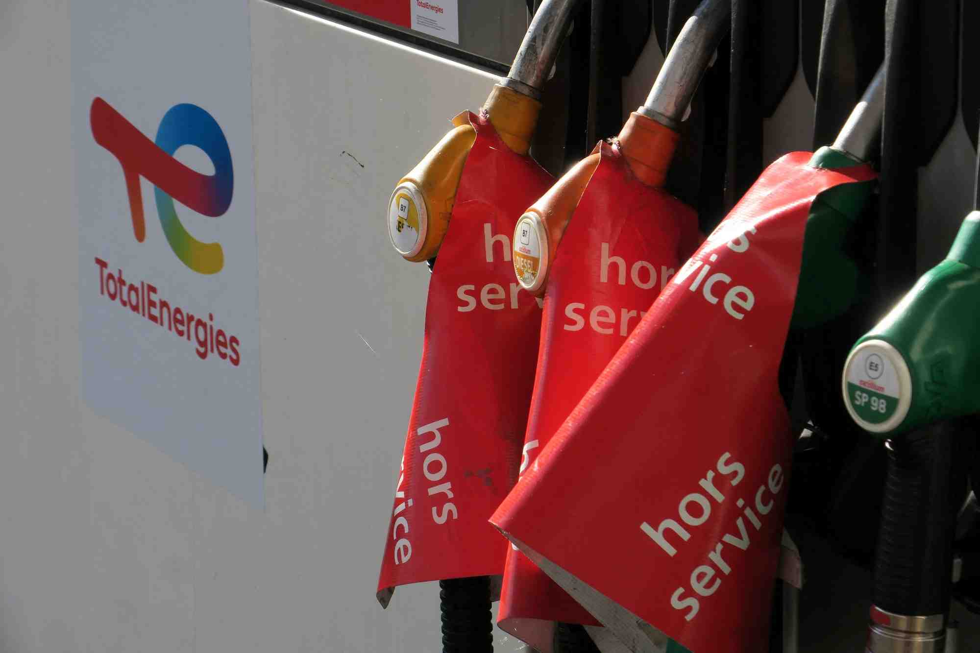 Des panneaux indiquant "hors service" sur des pompes a essence dans une station-service de totalenergies