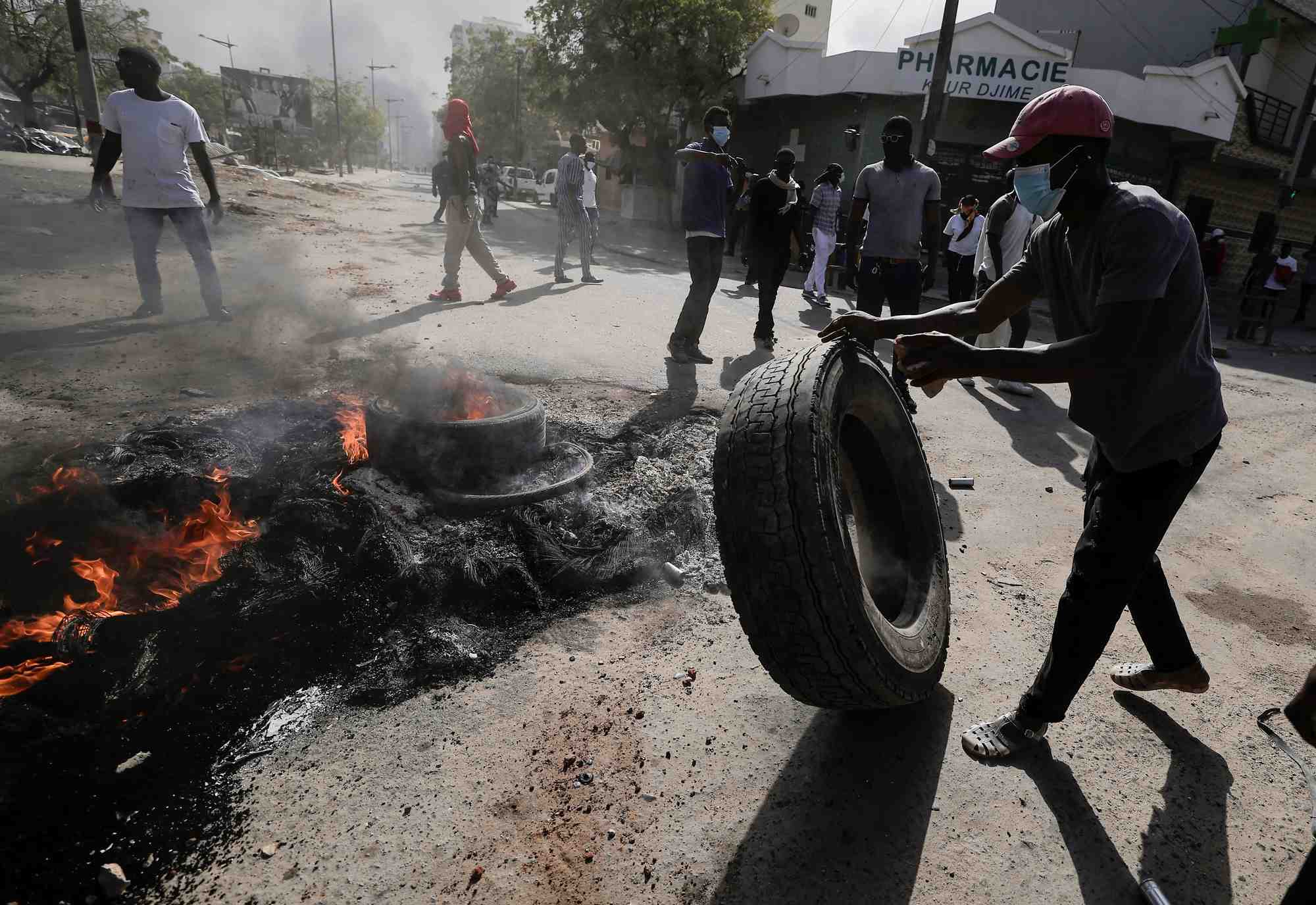 Des manifestants senegalais protestent contre le report de l'election presidentielle