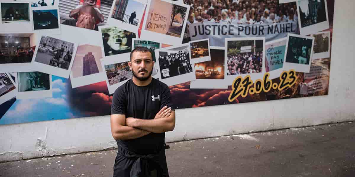 Jeudi 20 juin, à Nanterre, Mohessine pose devant la fresque qu’il a créée sur un mur de la cité Pablo-Picasso en mémoire de Nahel.