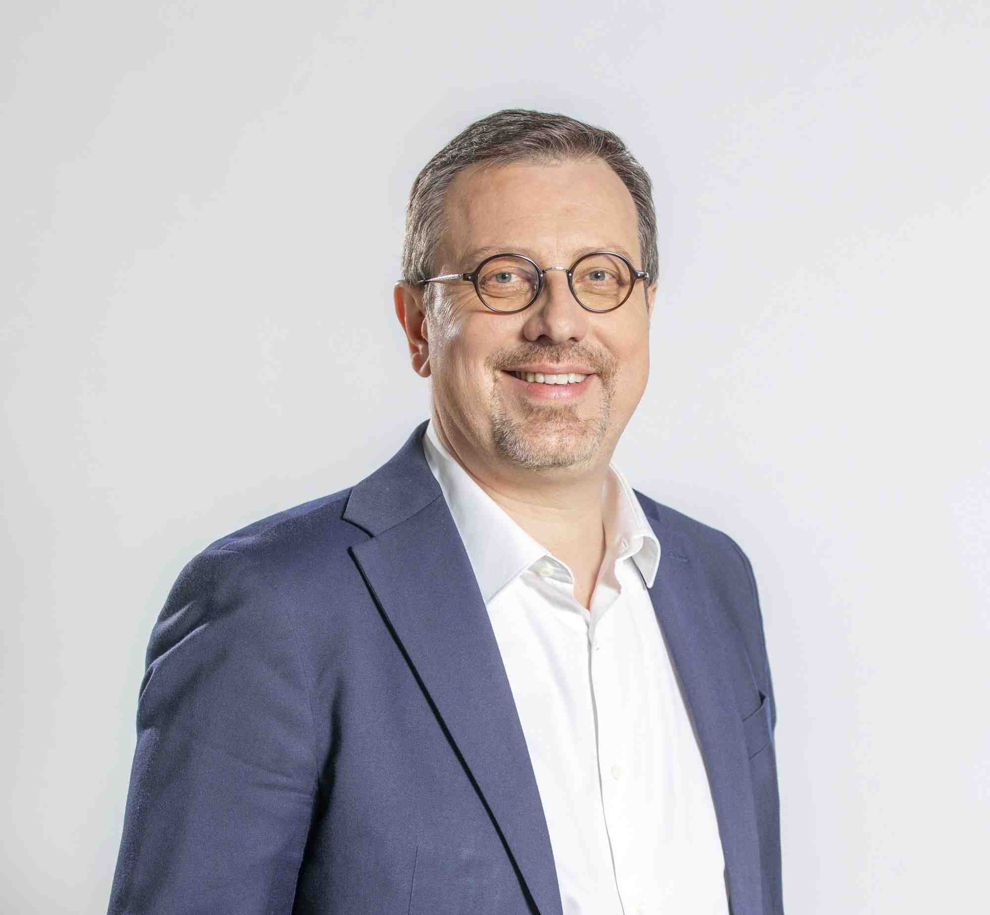 Pur produit de la maison Orange, Jérôme Hénique a du pain sur la planche en France, où les positions de l'opérateur sont attaquées de toutes parts.