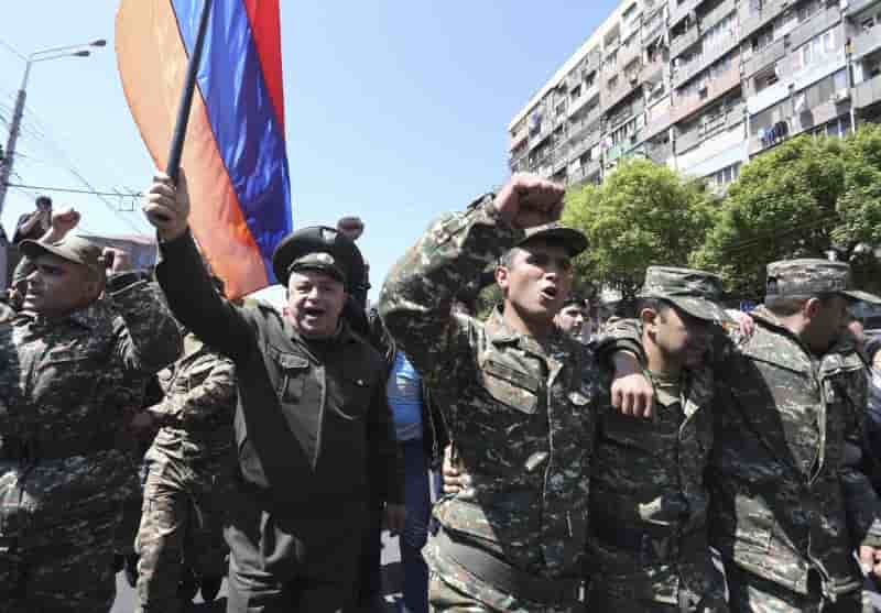 Des militaires se joignent aux manifestants anti-sarkissian a erevan