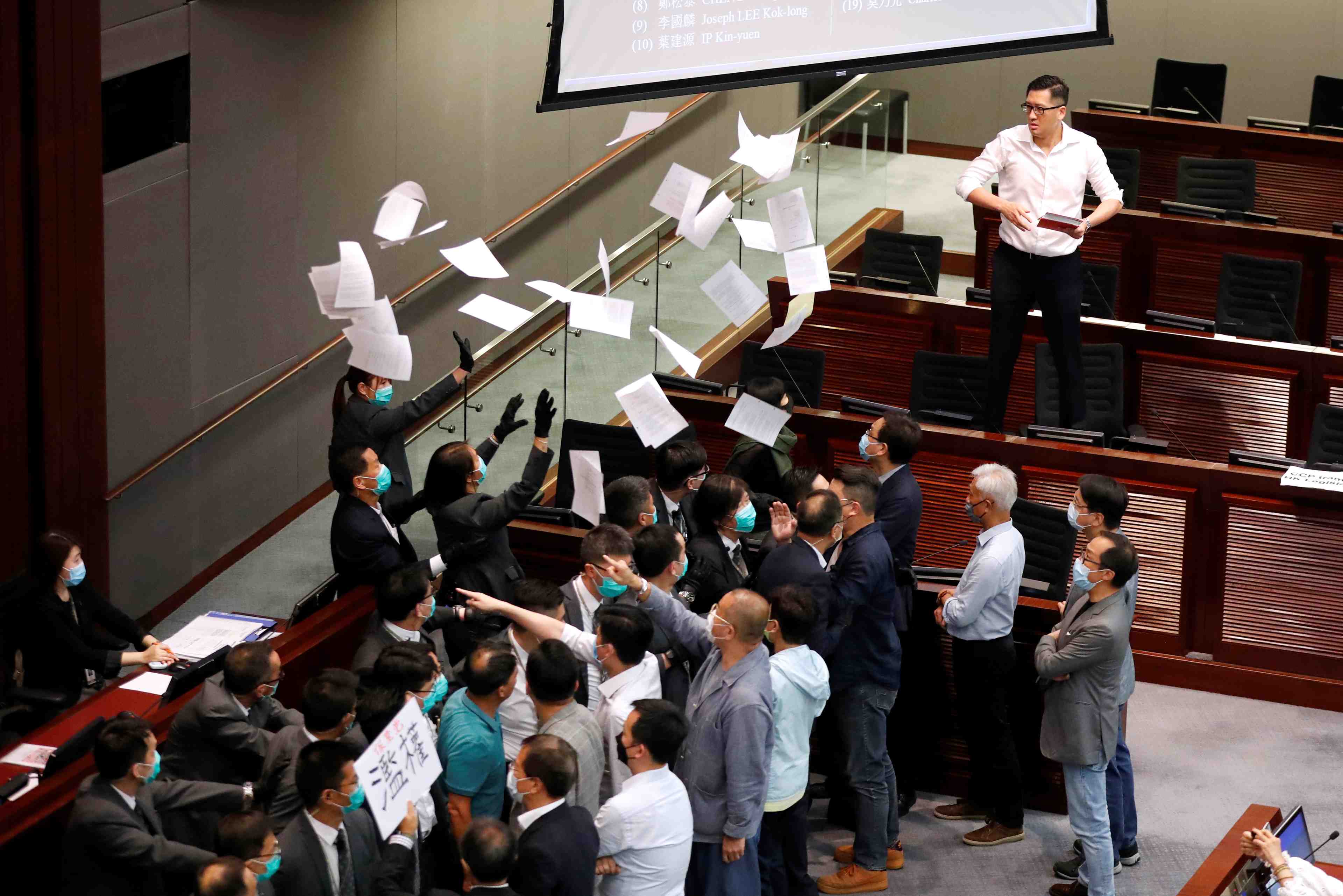 Echauffourees a hong kong entre elus pro-democratie et pro-pekin