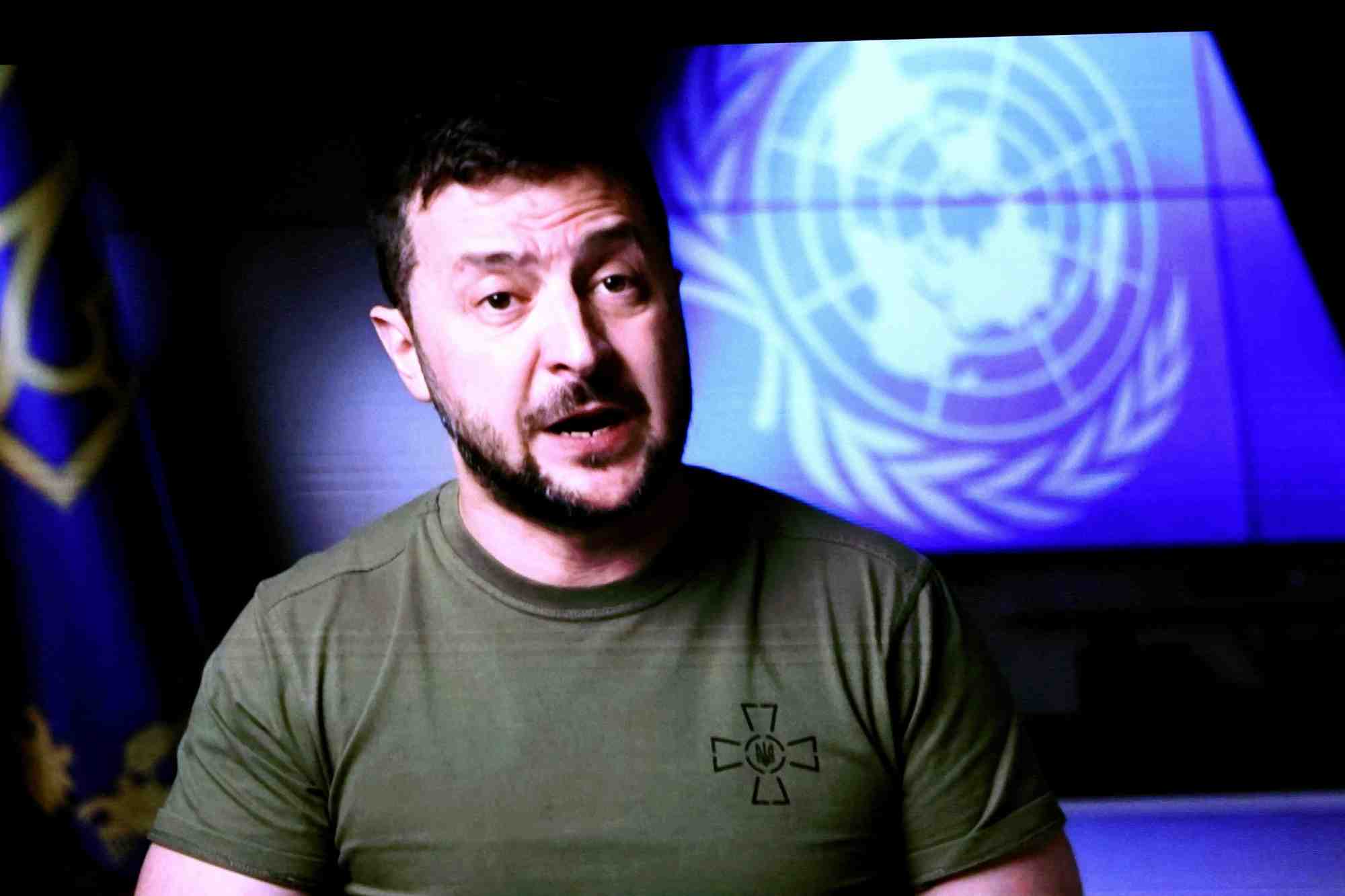 Le president ukrainien volodymyr zelenskiy sur un ecran video lors de la 77e session de l'assemblee generale de l'onu