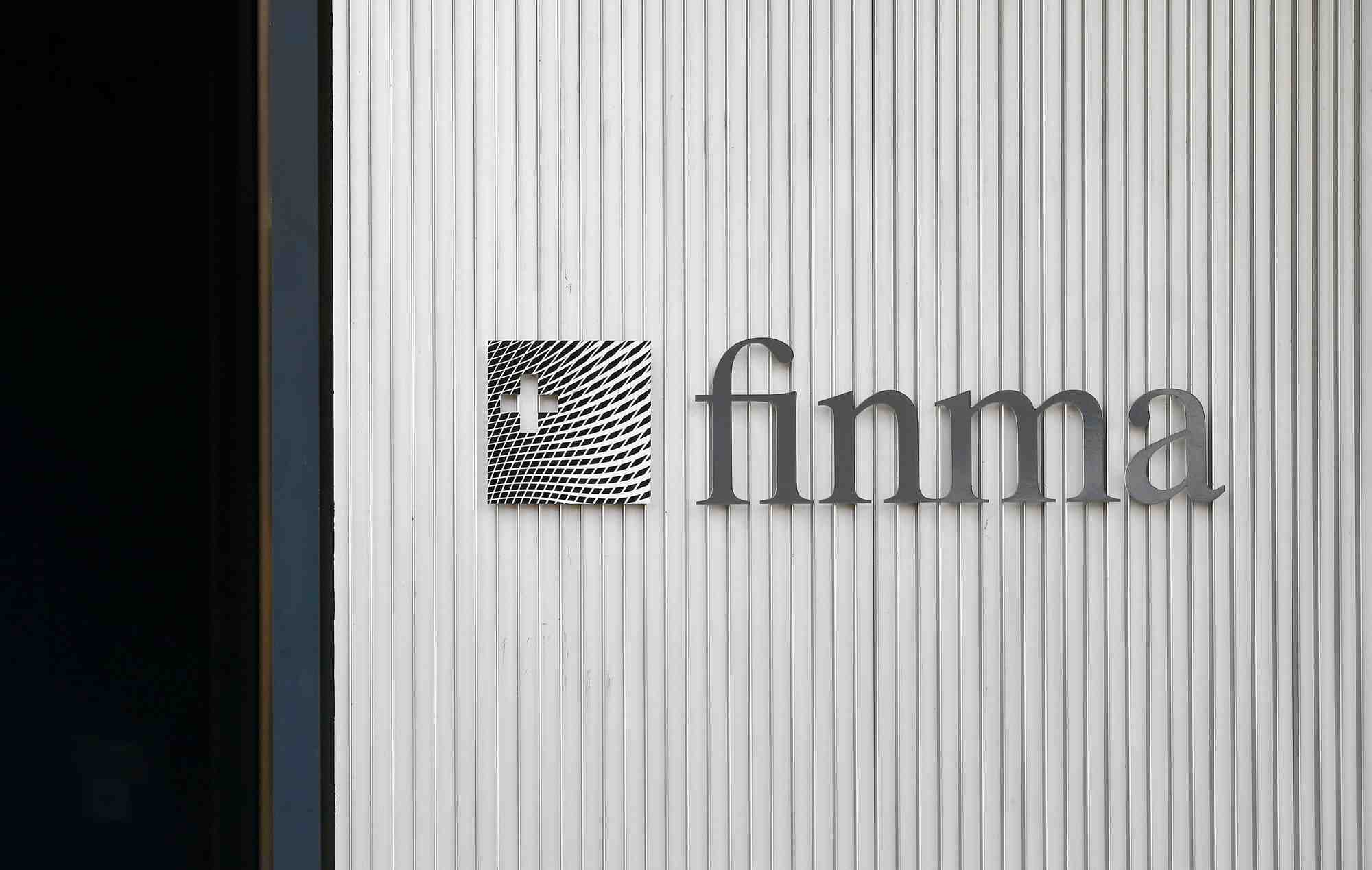 Photo du logo de finma devant son siege a berne