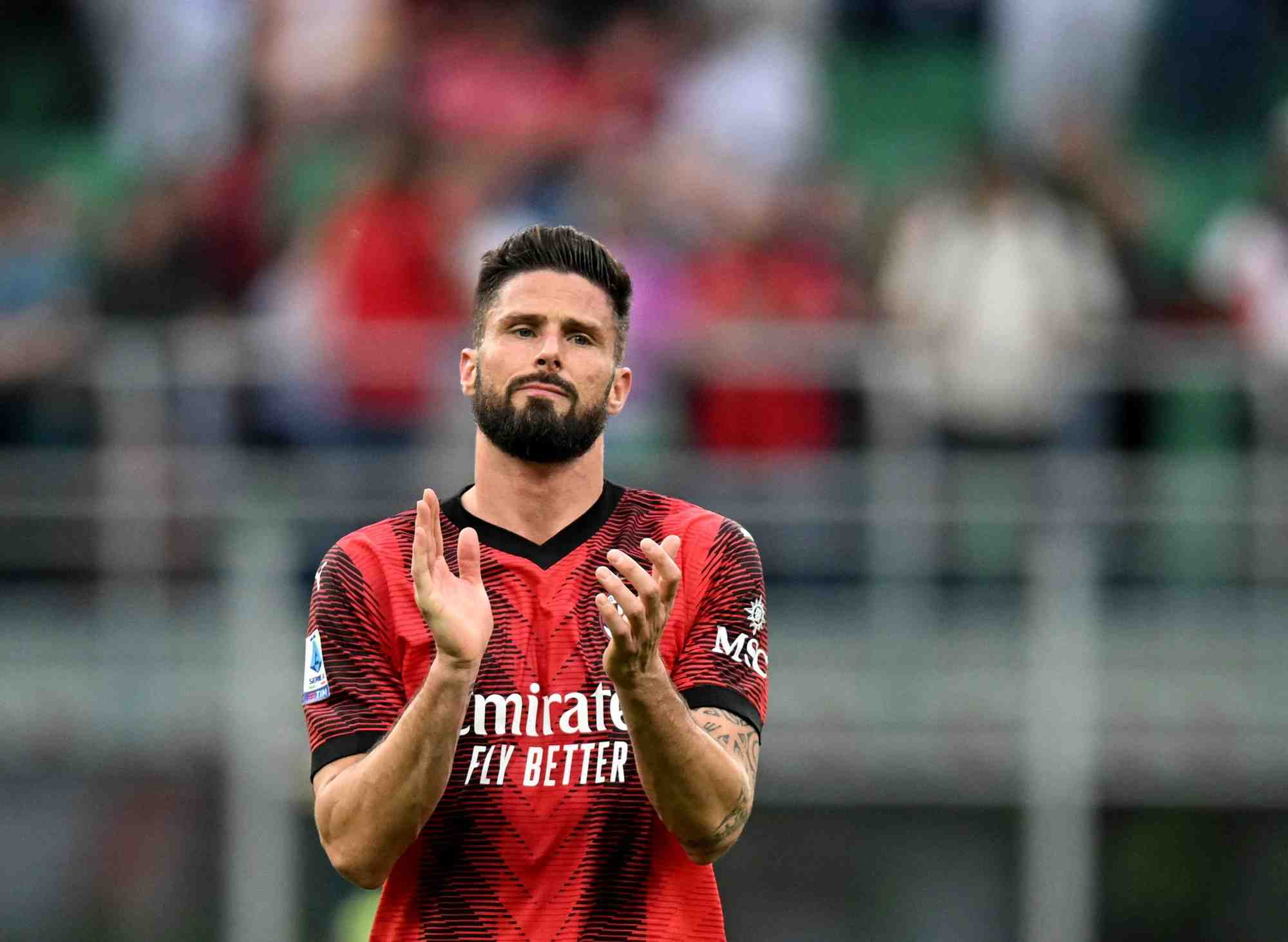 Olivier giroud de l'ac milan applaudit les fans apres le match contre genoa