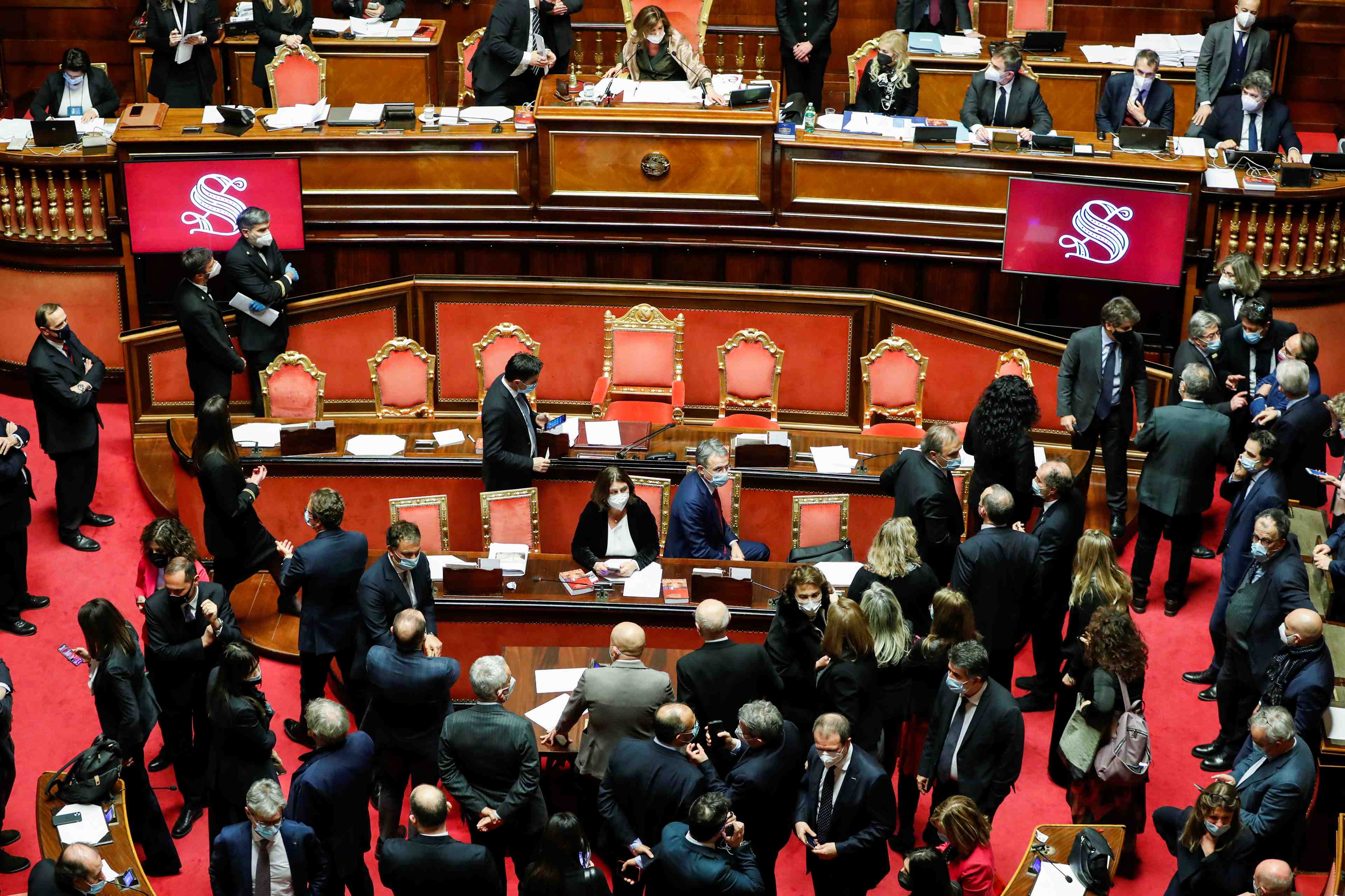 Italie: les partis au pouvoir evoquent des elections anticipees