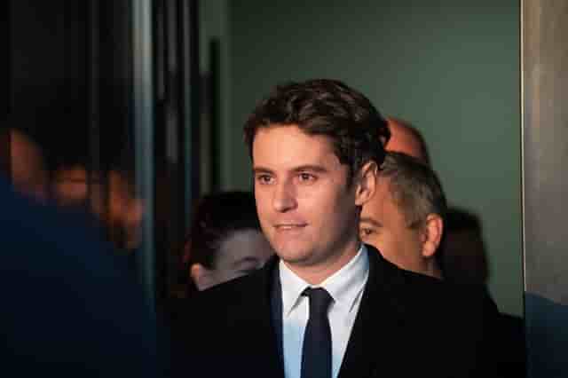 Le chef du gouvernement Gabriel Attal lors d'un déplacement avec Gérald Darmanin dans les Hauts de France mercredi 10 janvier.