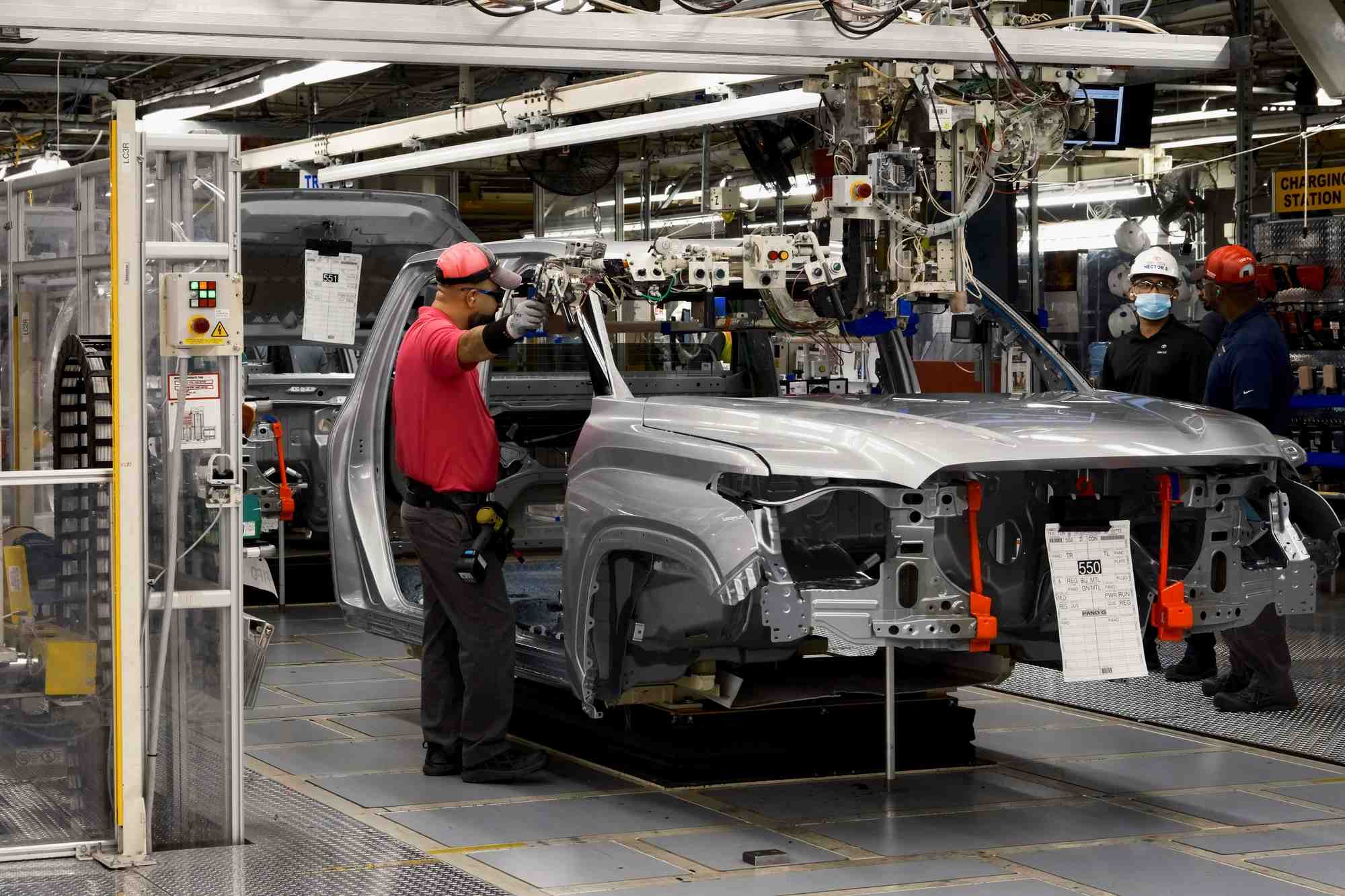 Des employes d'une usine toyota a san antonio, aux etats-unis