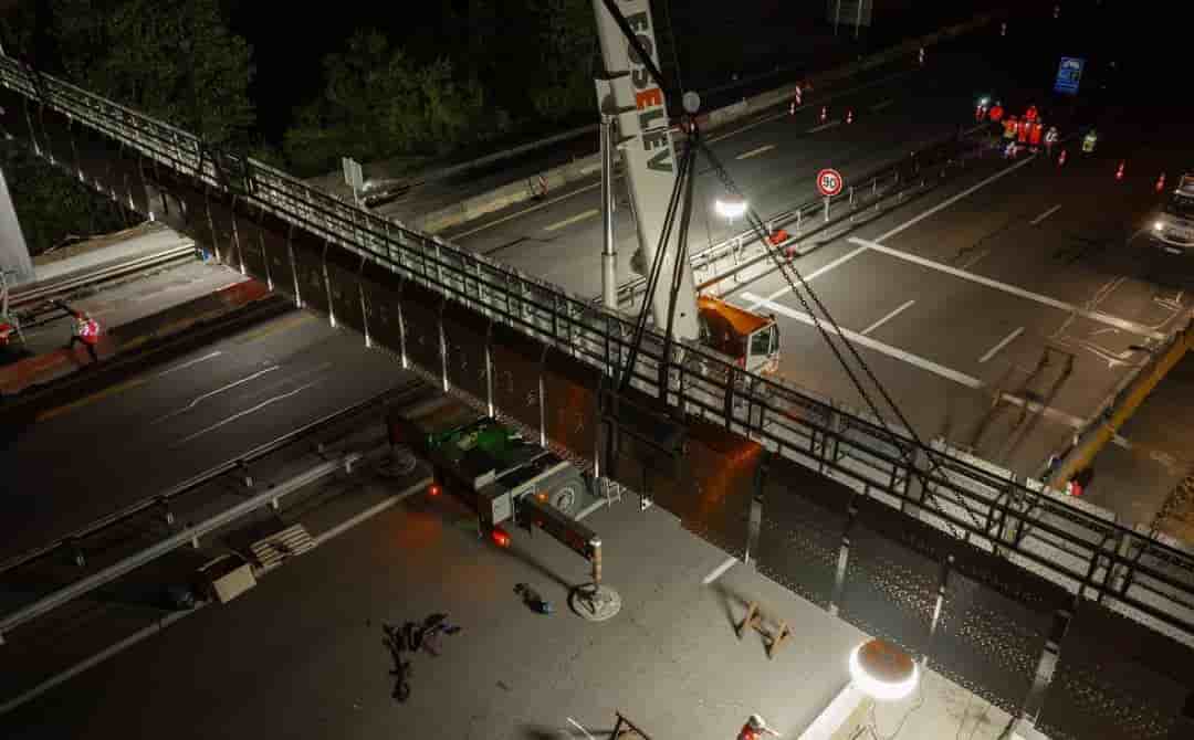 En cours de démontage, les barrières de péage des autoroutes A14 et A13 seront toutes progressivement remplacées par des portiques de détection.