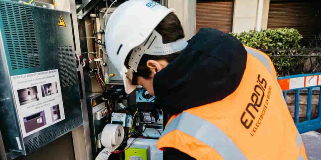 Enedis mobilise 1.400 agents pour intervenir dans les régions affectées par les vents violents et les chutes de neige qui provoquent chutes d'arbres ou de branches sur les câbles.