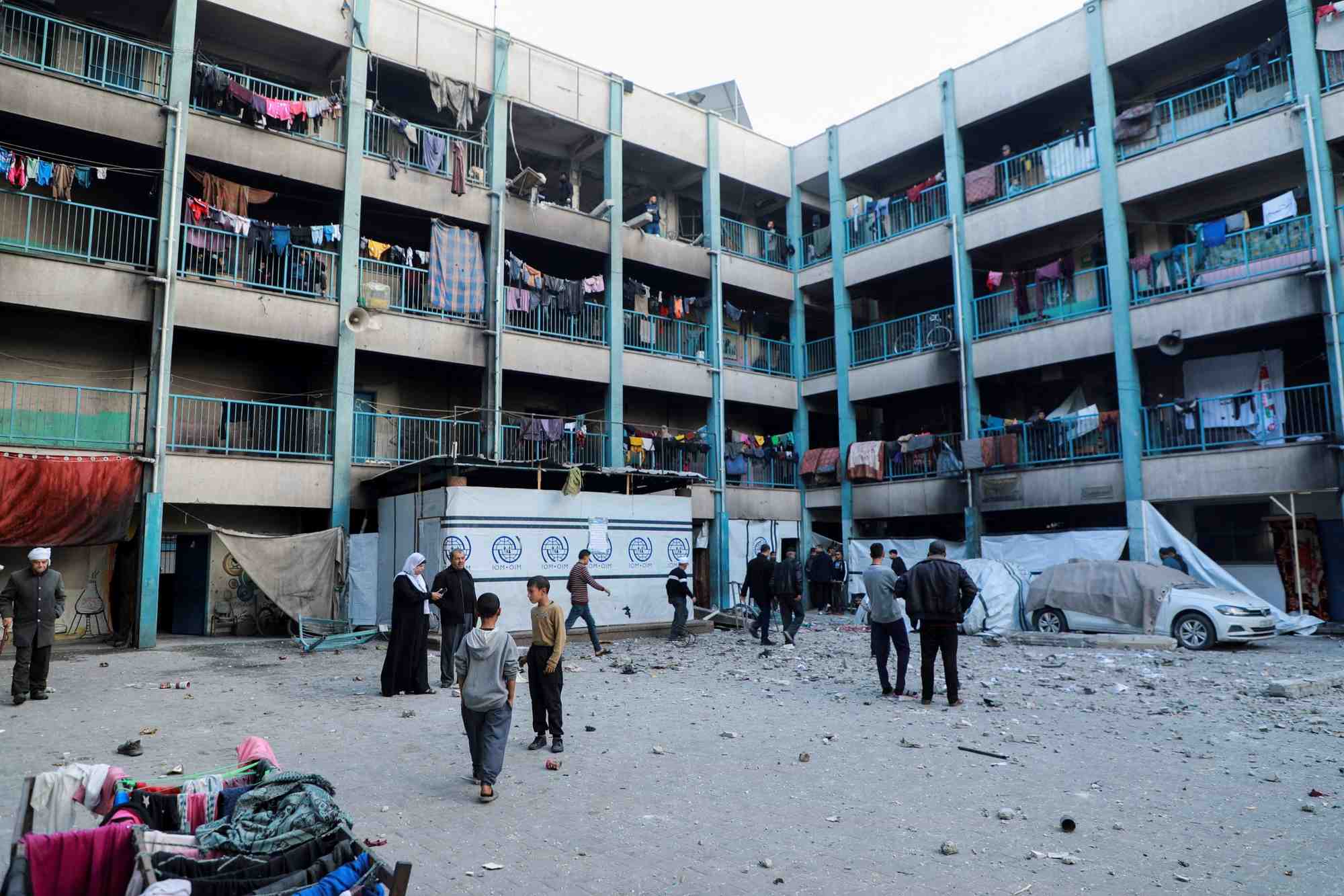 Des palestiniens inspectent le site d'une frappe israelienne sur une ecole