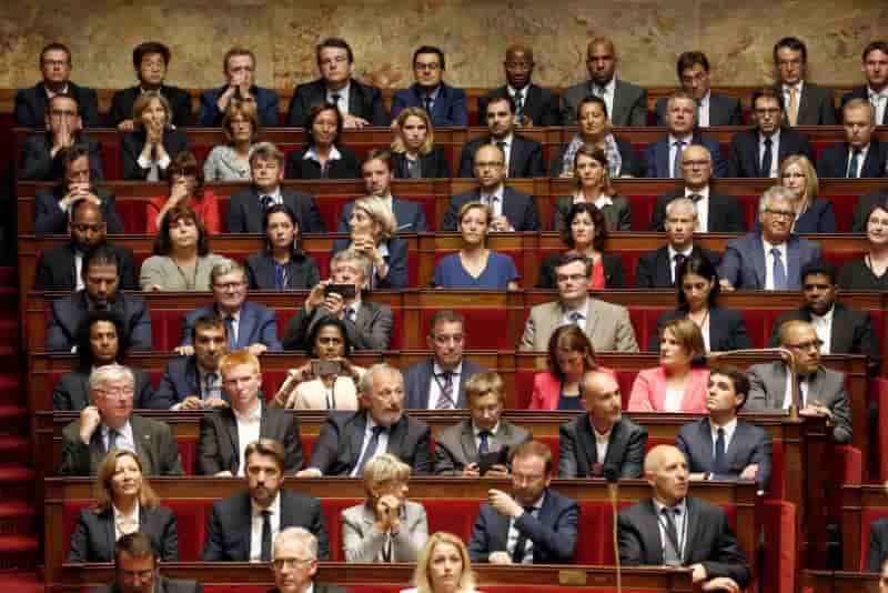 L'interdiction des emplois familiaux debattue a l'assemblee