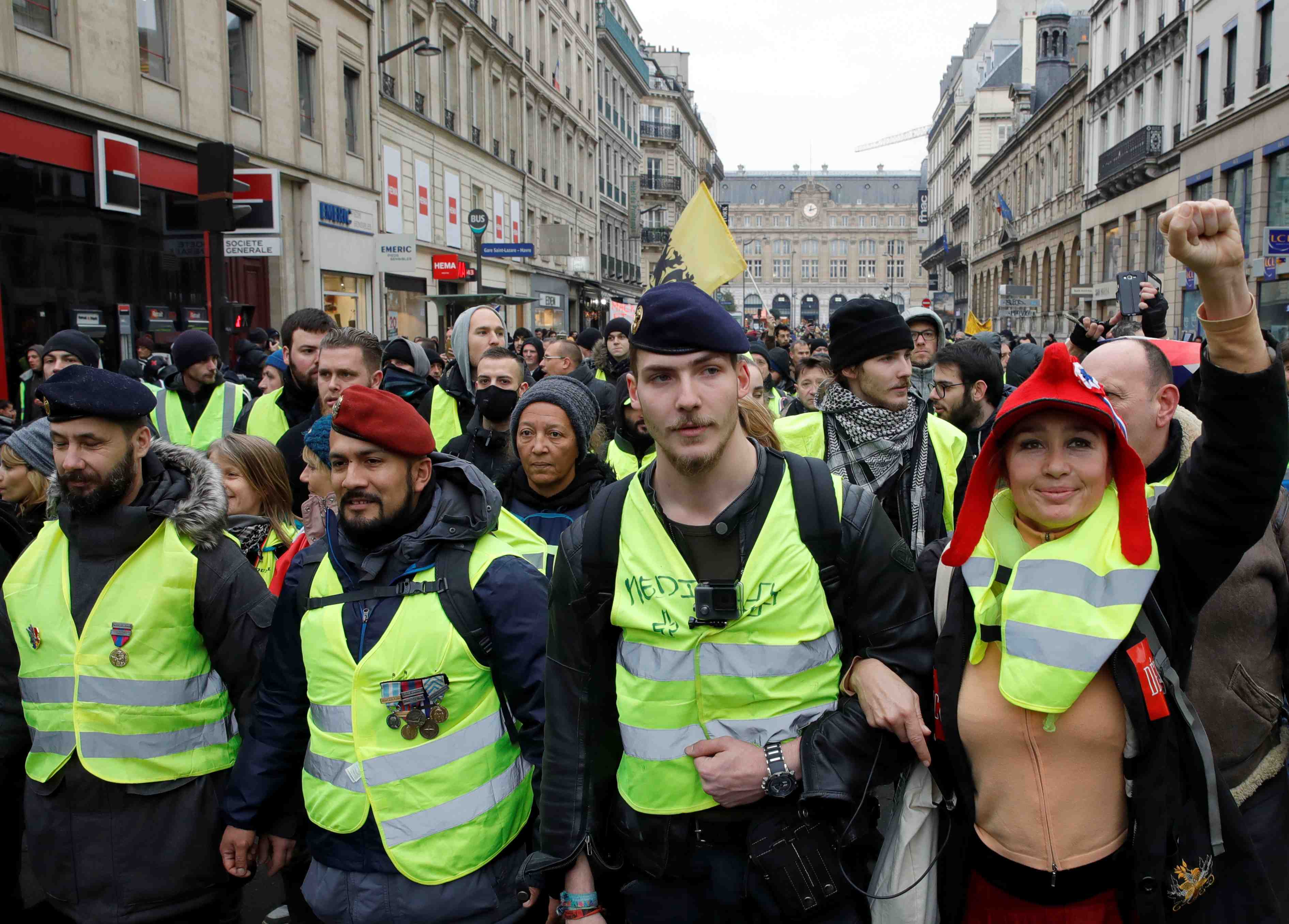 Les "gilets jaunes" maintiennent la pression