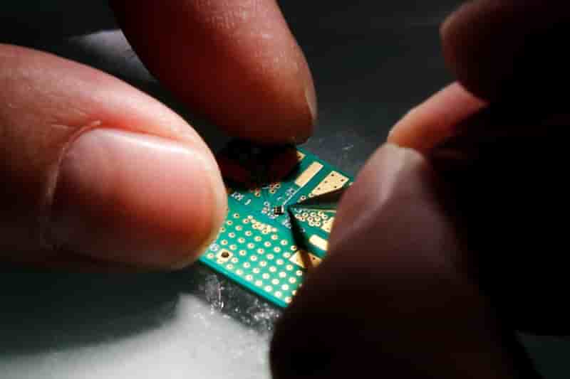 Coronavirus: accord stmicroelectronics/syndicats pour une production reduite de moitie en france
