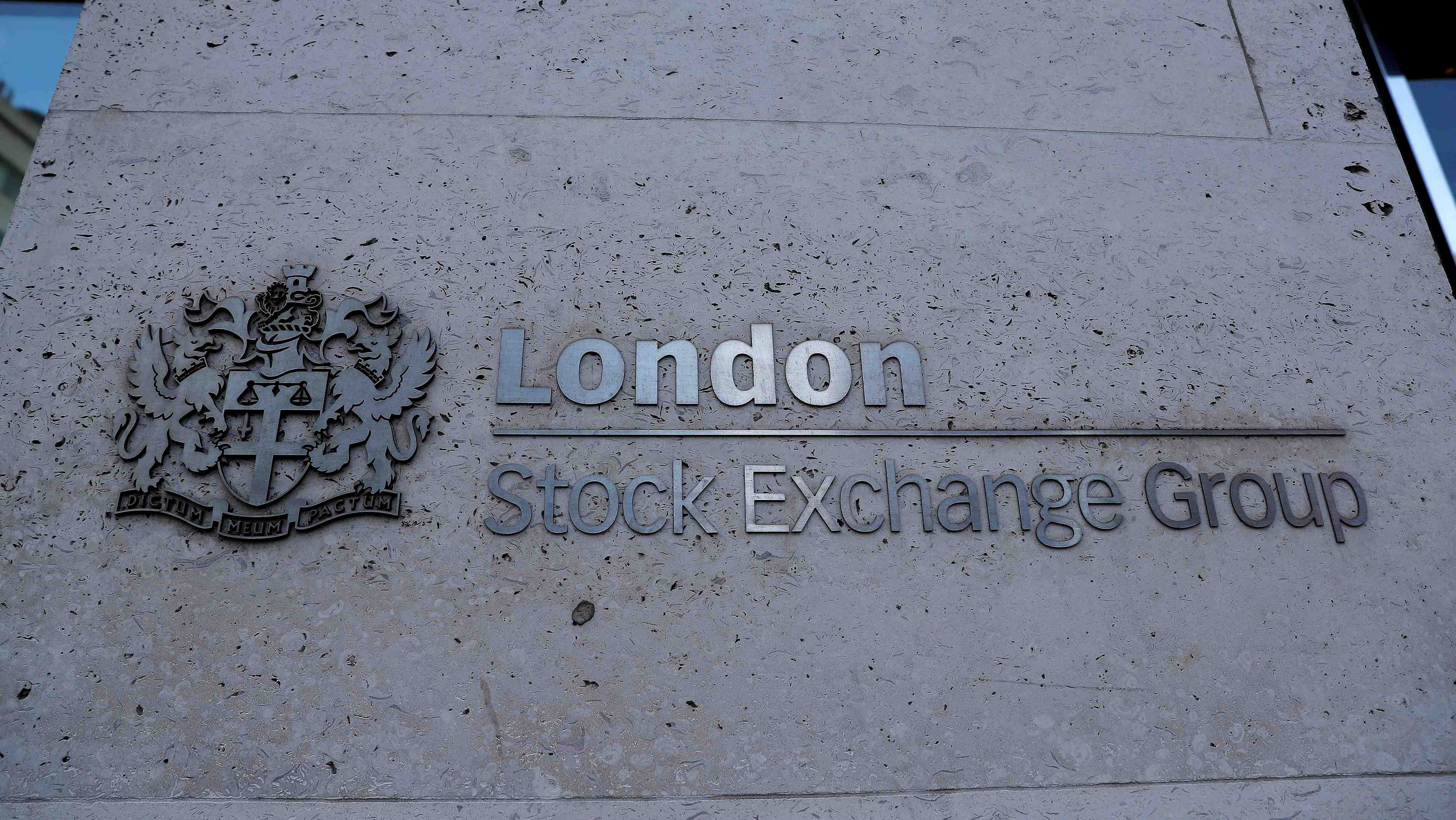 Les bourses europeennes progressent vendredi dans les premiers echanges