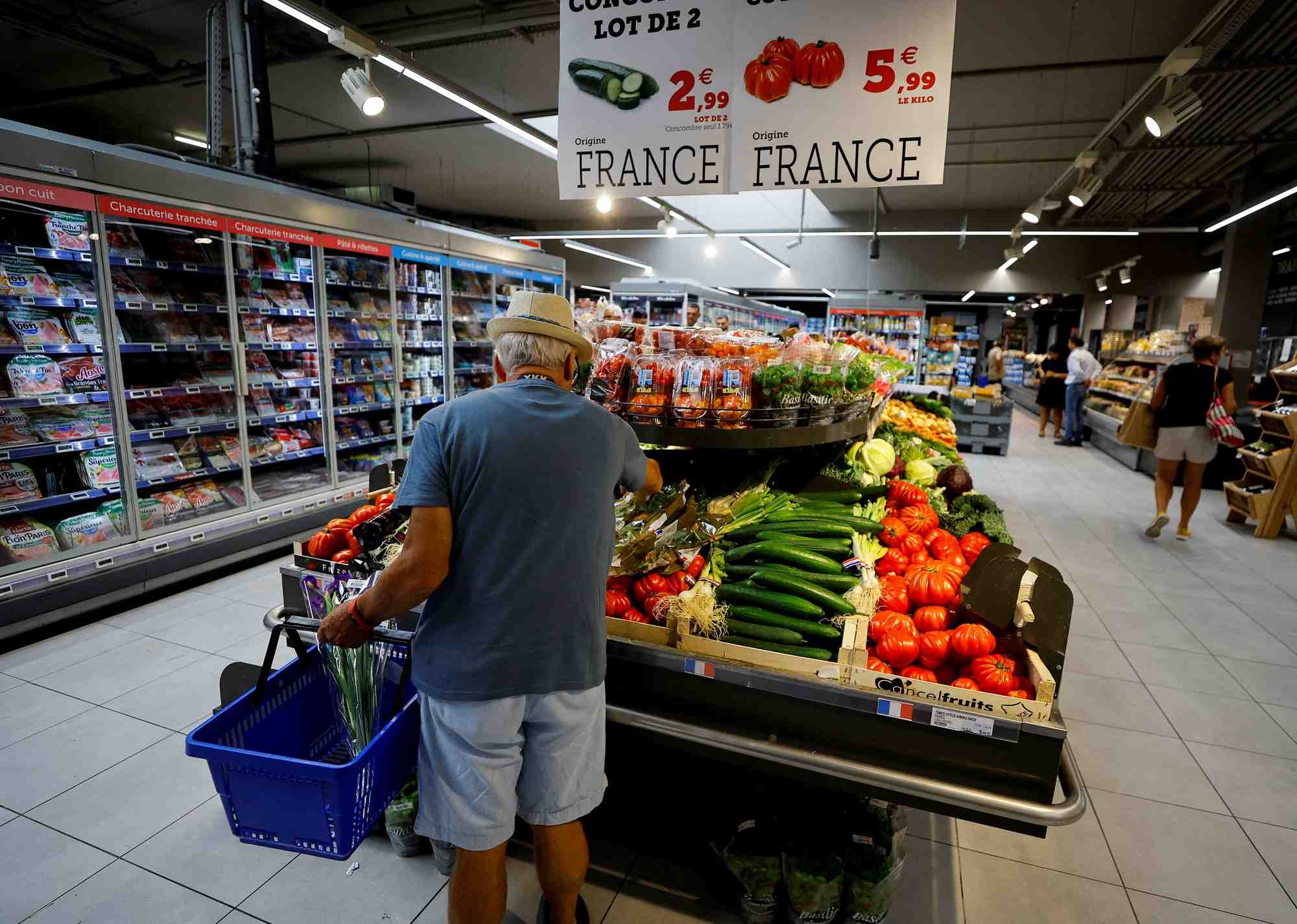 Un client fait ses courses dans un supermarche a nice, france
