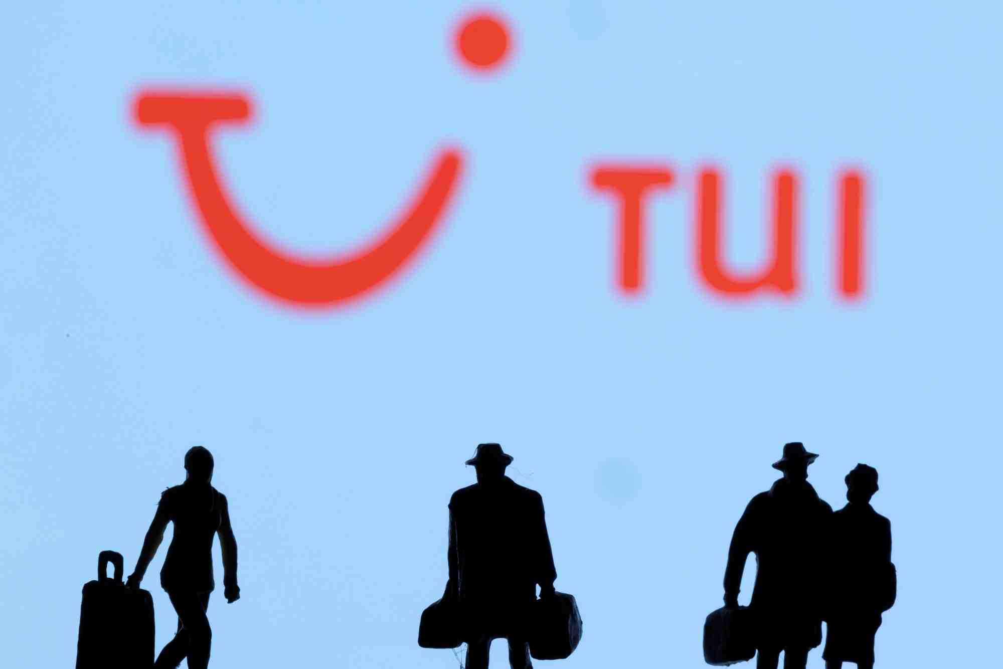 Photo d'illustration de figurines devant le logo tui