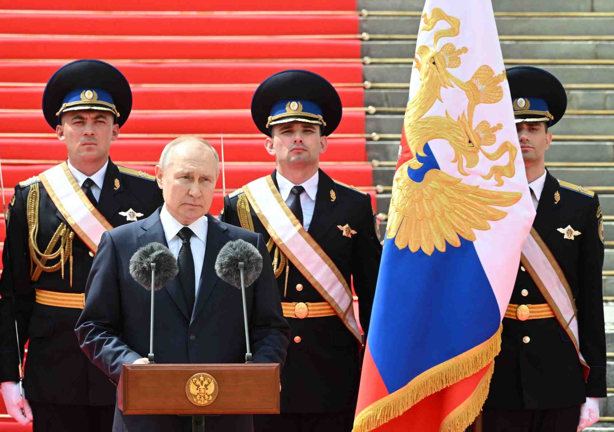 Vladimir poutine rend hommage aux forces armees